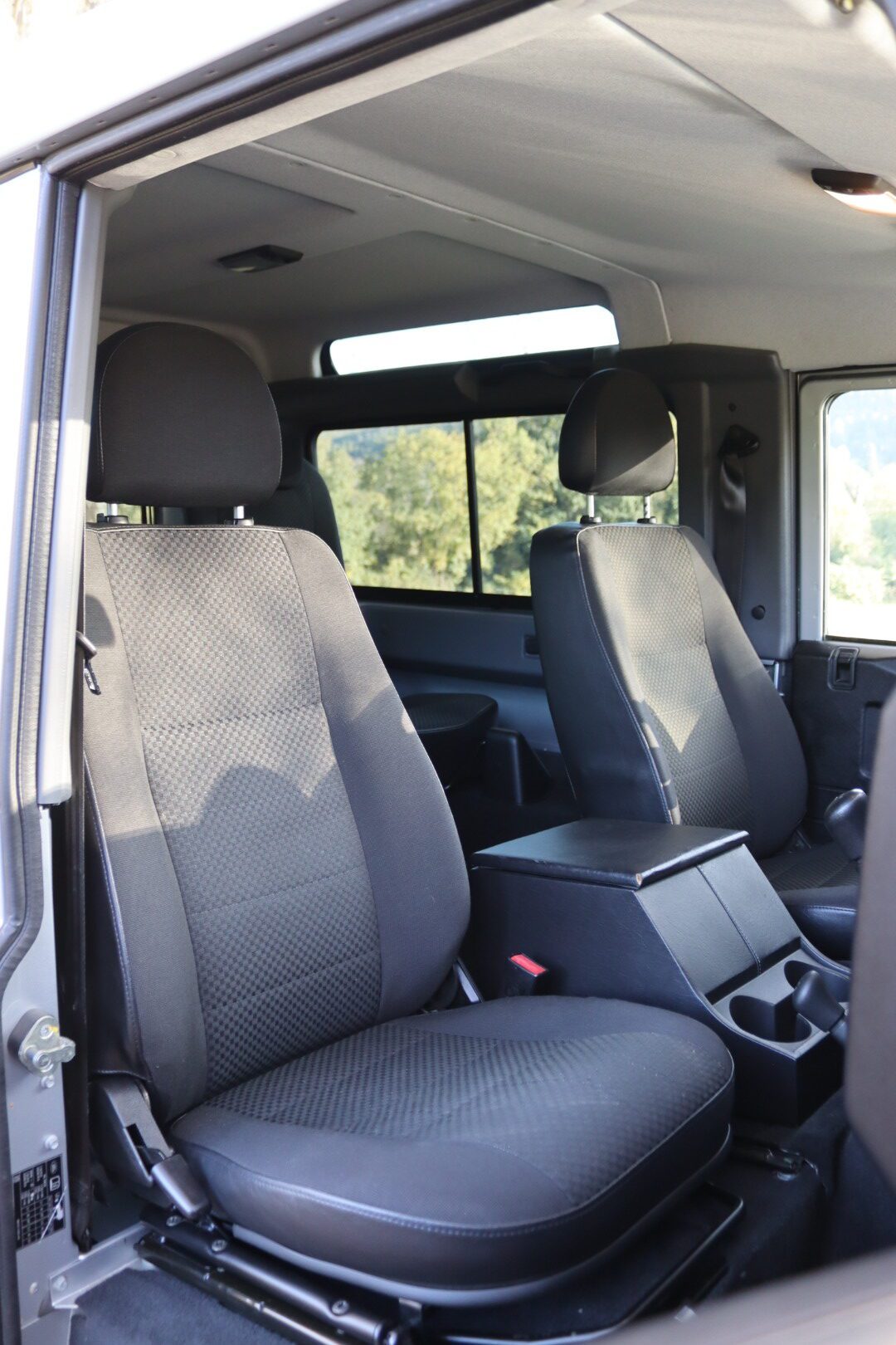 Photo Land Rover Defender 90 td4 sw 4 places "Indus Silver"