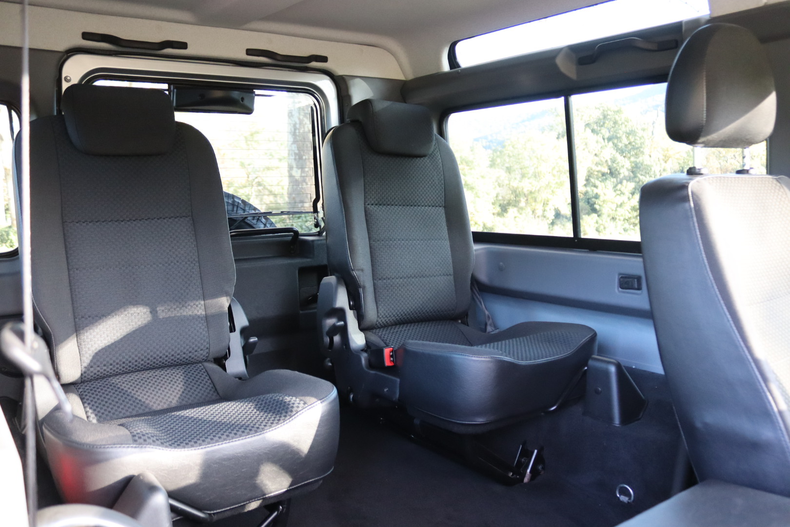 Photo Land Rover Defender 90 td4 sw 4 places "Indus Silver"