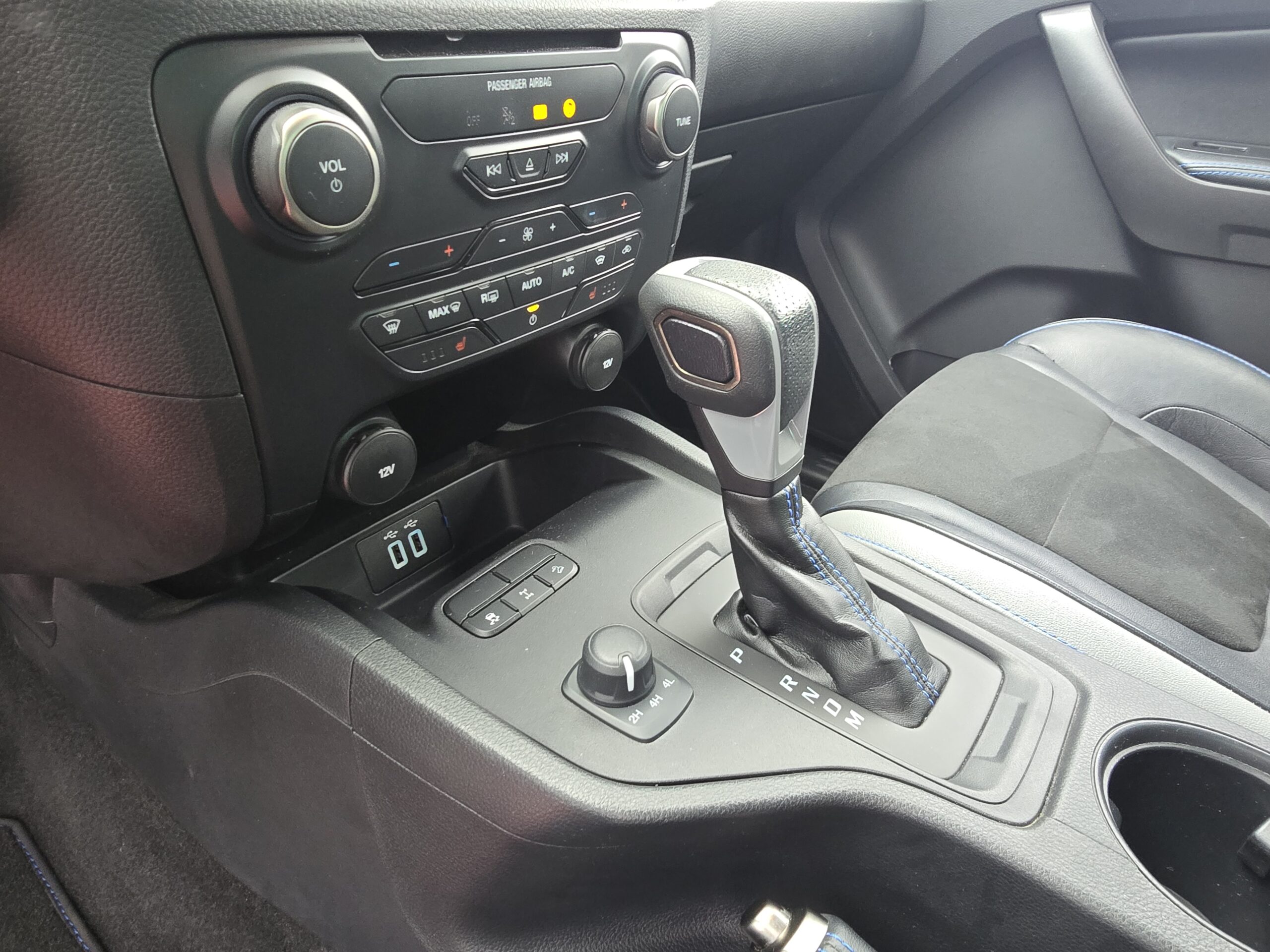 Photo Ford Ranger Raptor Double Cabine 2.0 TDCi 213 EcoBlue BVA10 + Webastoo 1er main - 26 200km