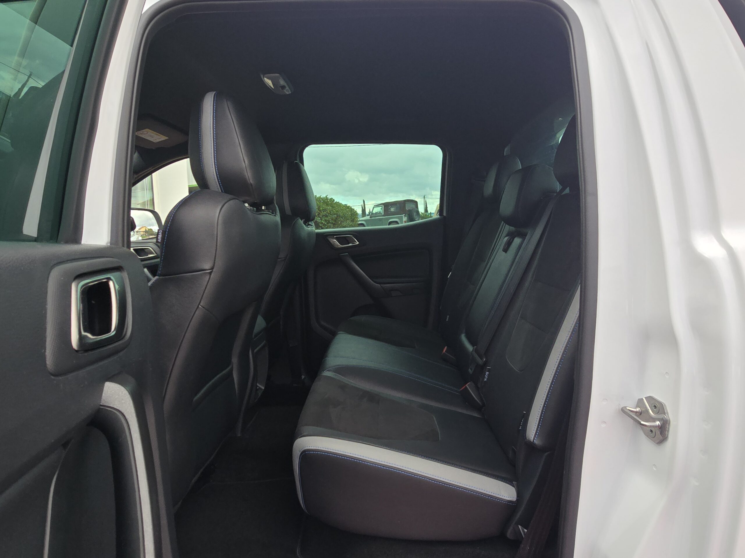 Photo Ford Ranger Raptor Double Cabine 2.0 TDCi 213 EcoBlue BVA10 + Webastoo 1er main - 26 200km