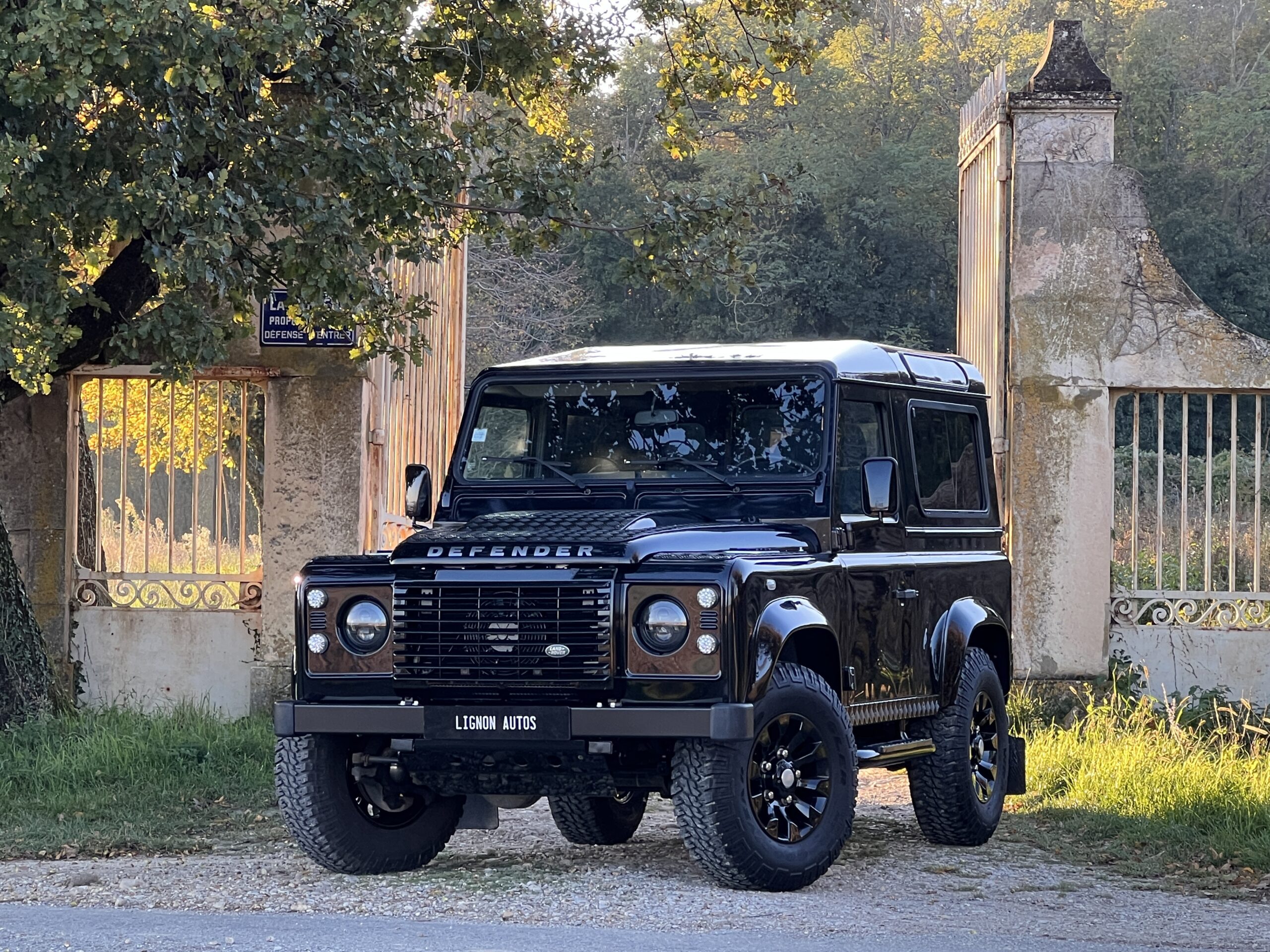 Photo Land Rover Defender 90 2.2 4 places SW "Santorini Black"