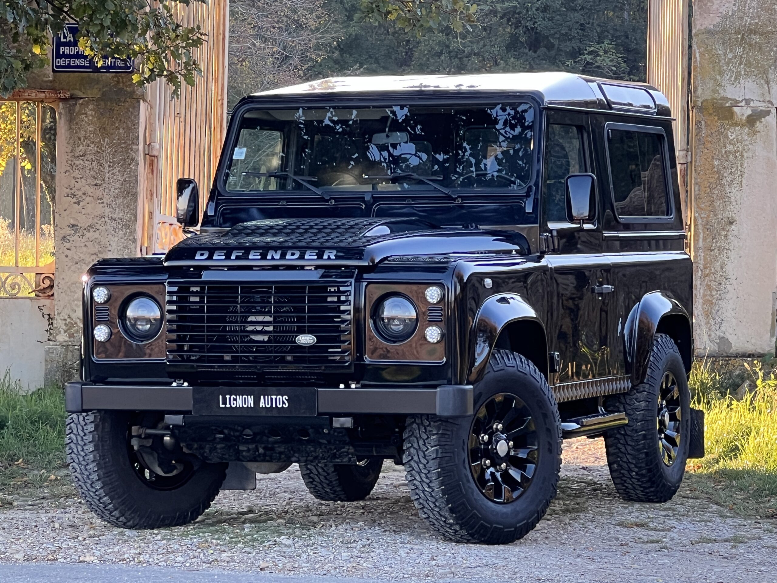 Photo Land Rover Defender 90 2.2 4 places SW "Santorini Black"