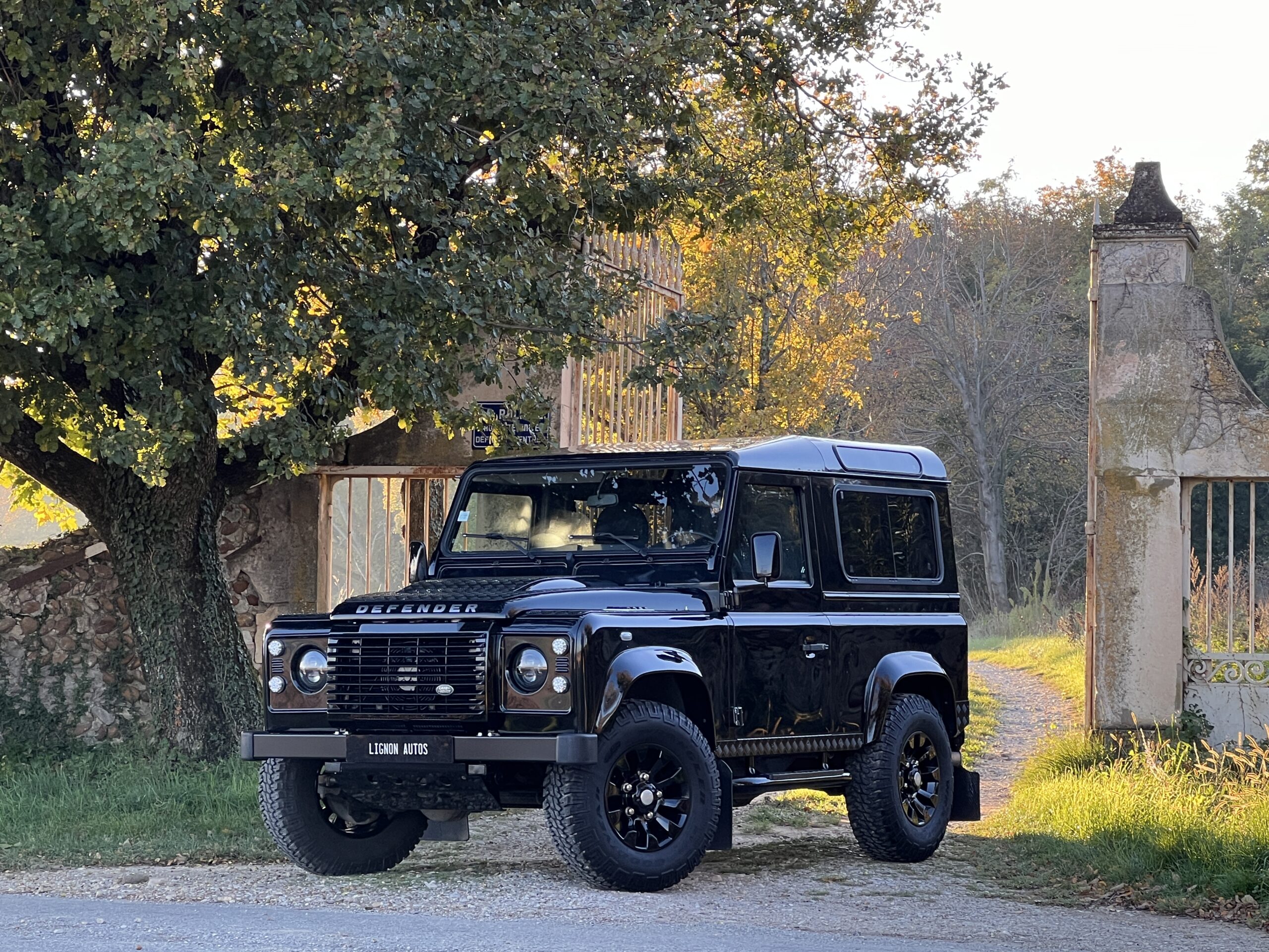 Photo Land Rover Defender 90 2.2 4 places SW "Santorini Black"