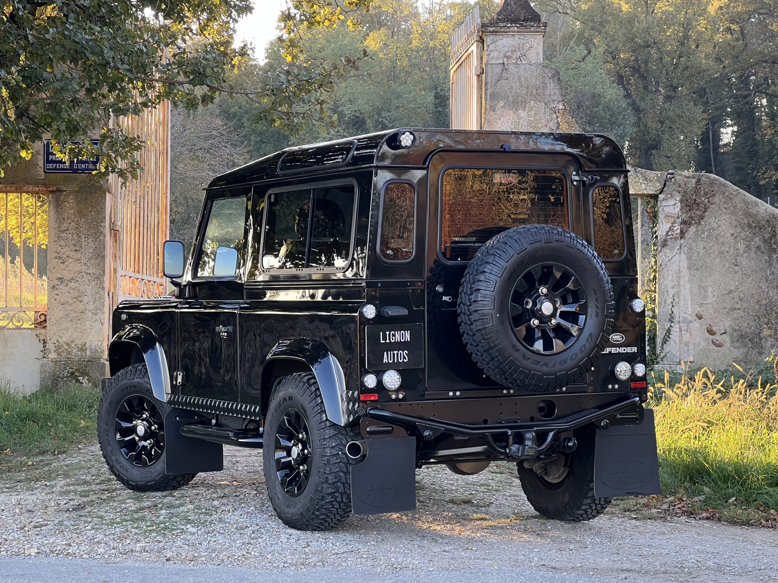 Photo Land Rover Defender 90 2.2 4 places SW "Santorini Black"