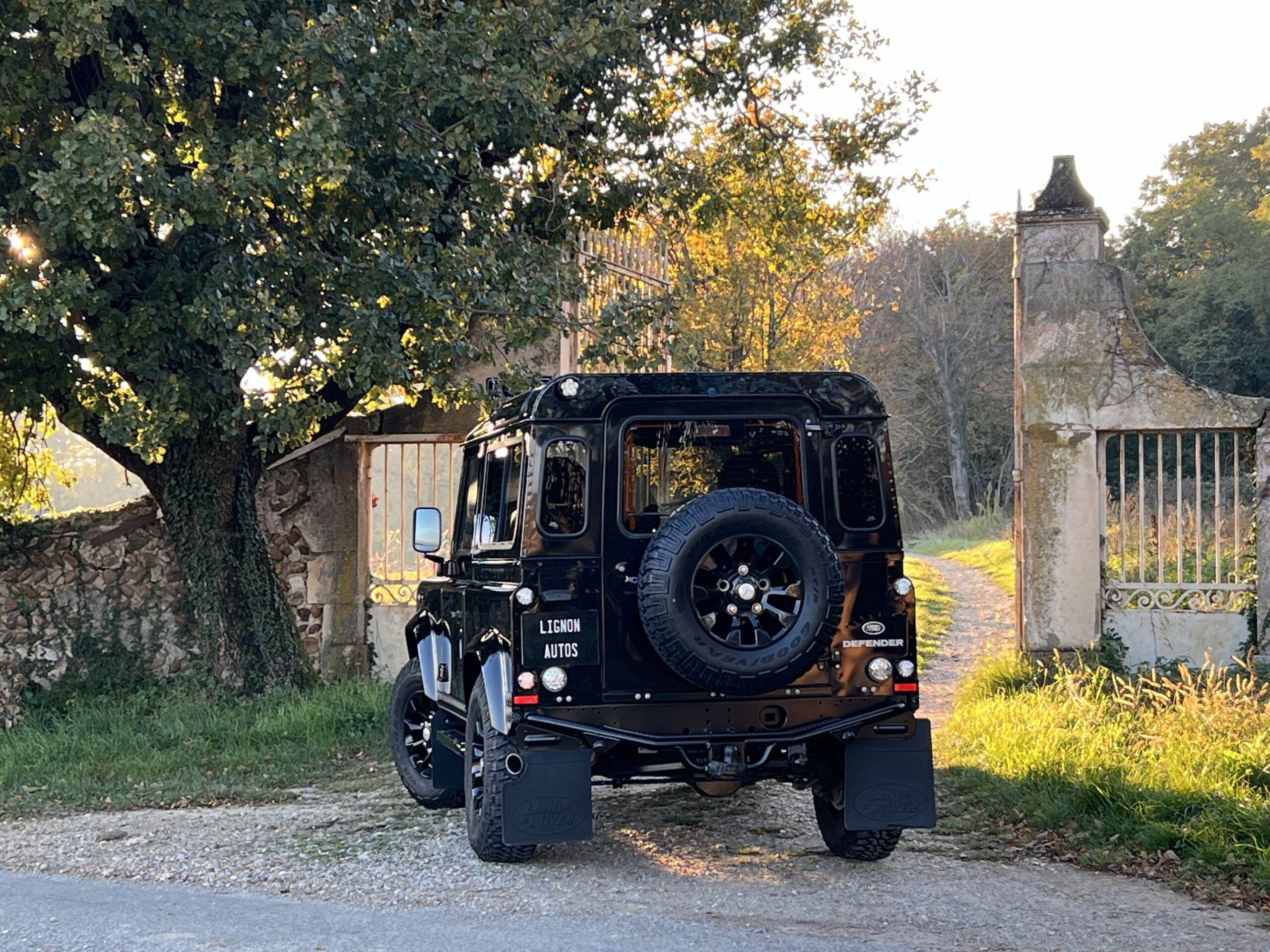 Photo Land Rover Defender 90 2.2 4 places SW "Santorini Black"