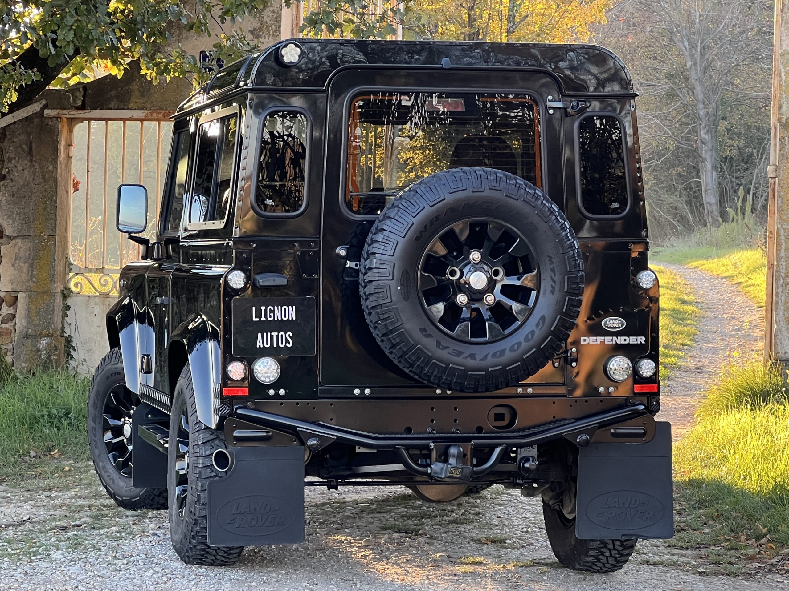 Photo Land Rover Defender 90 2.2 4 places SW "Santorini Black"