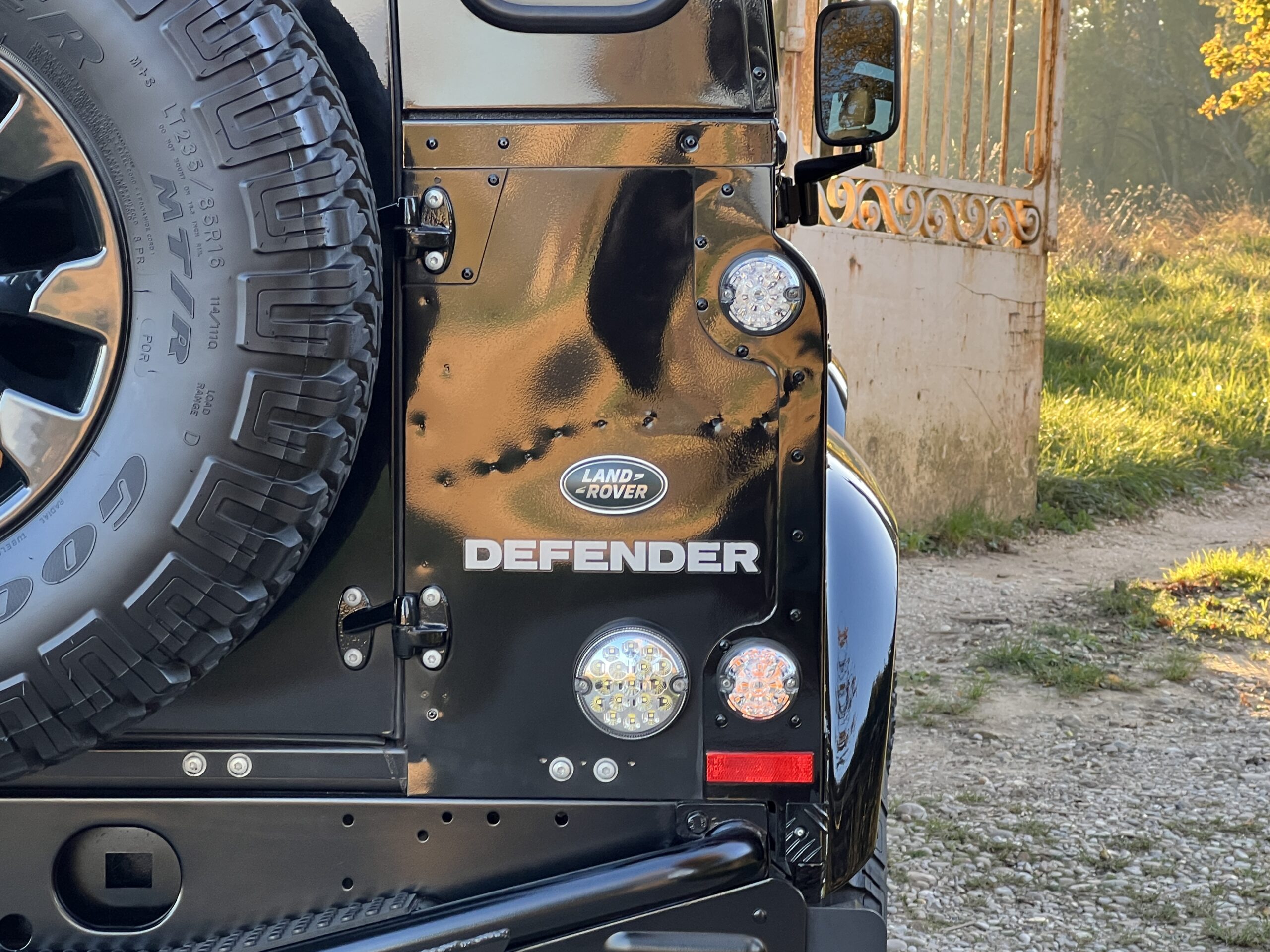 Photo Land Rover Defender 90 2.2 4 places SW "Santorini Black"