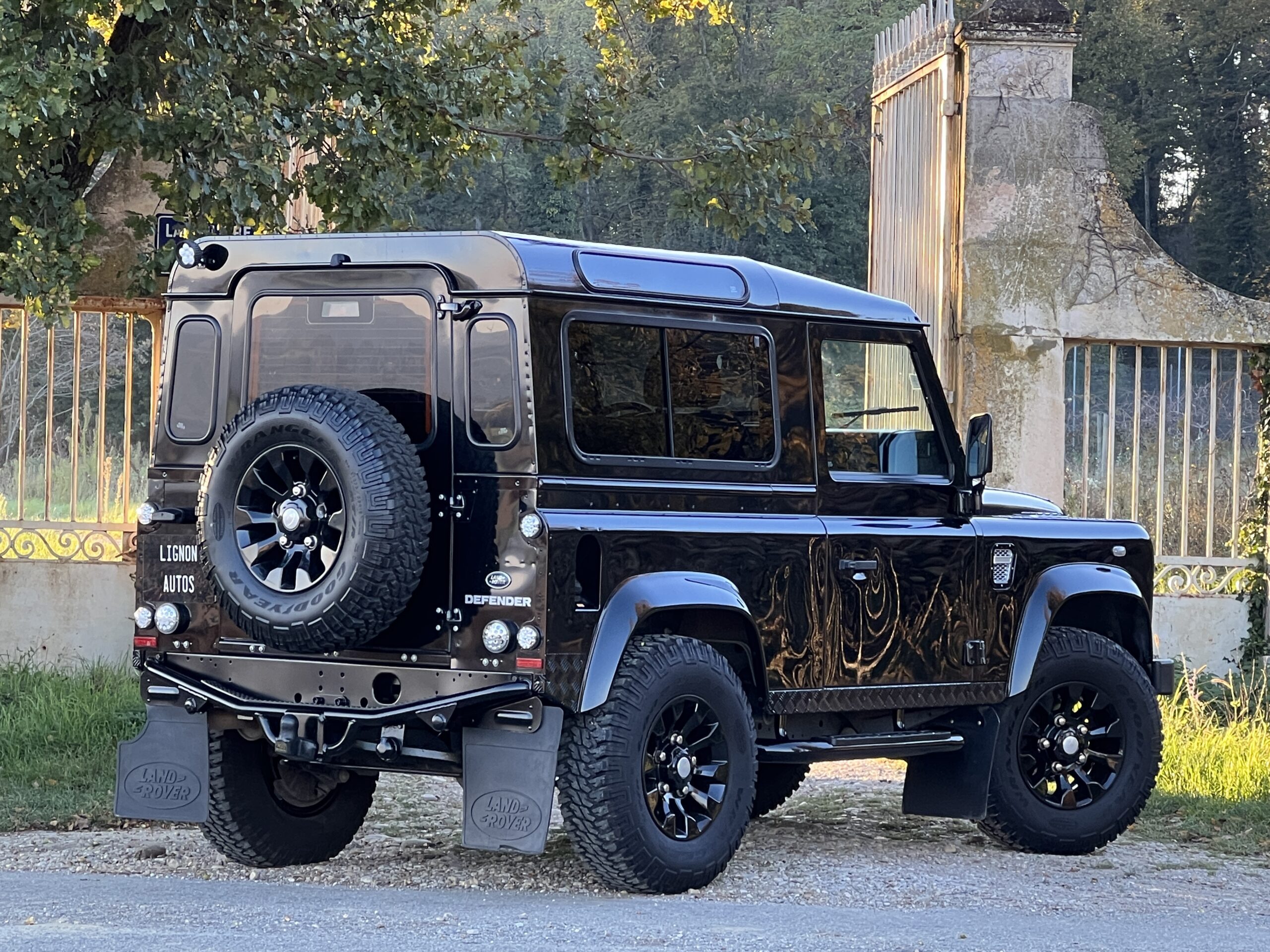 Photo Land Rover Defender 90 2.2 4 places SW "Santorini Black"