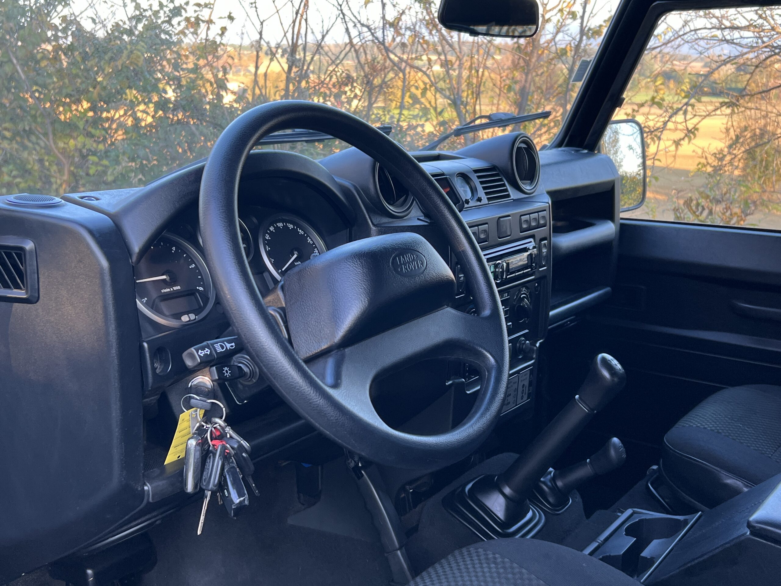 Photo Land Rover Defender 90 2.2 4 places SW "Santorini Black"
