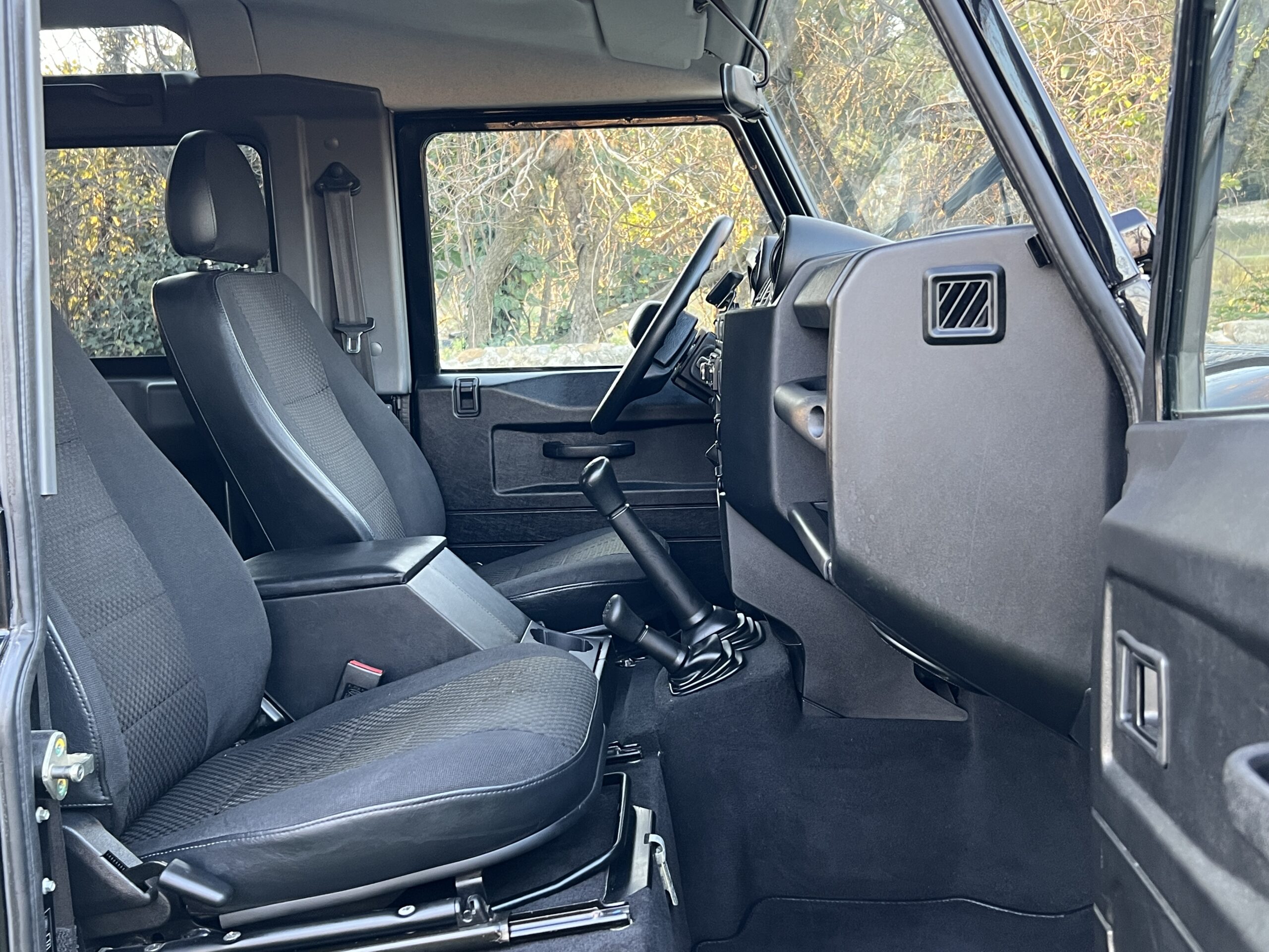 Photo Land Rover Defender 90 2.2 4 places SW "Santorini Black"