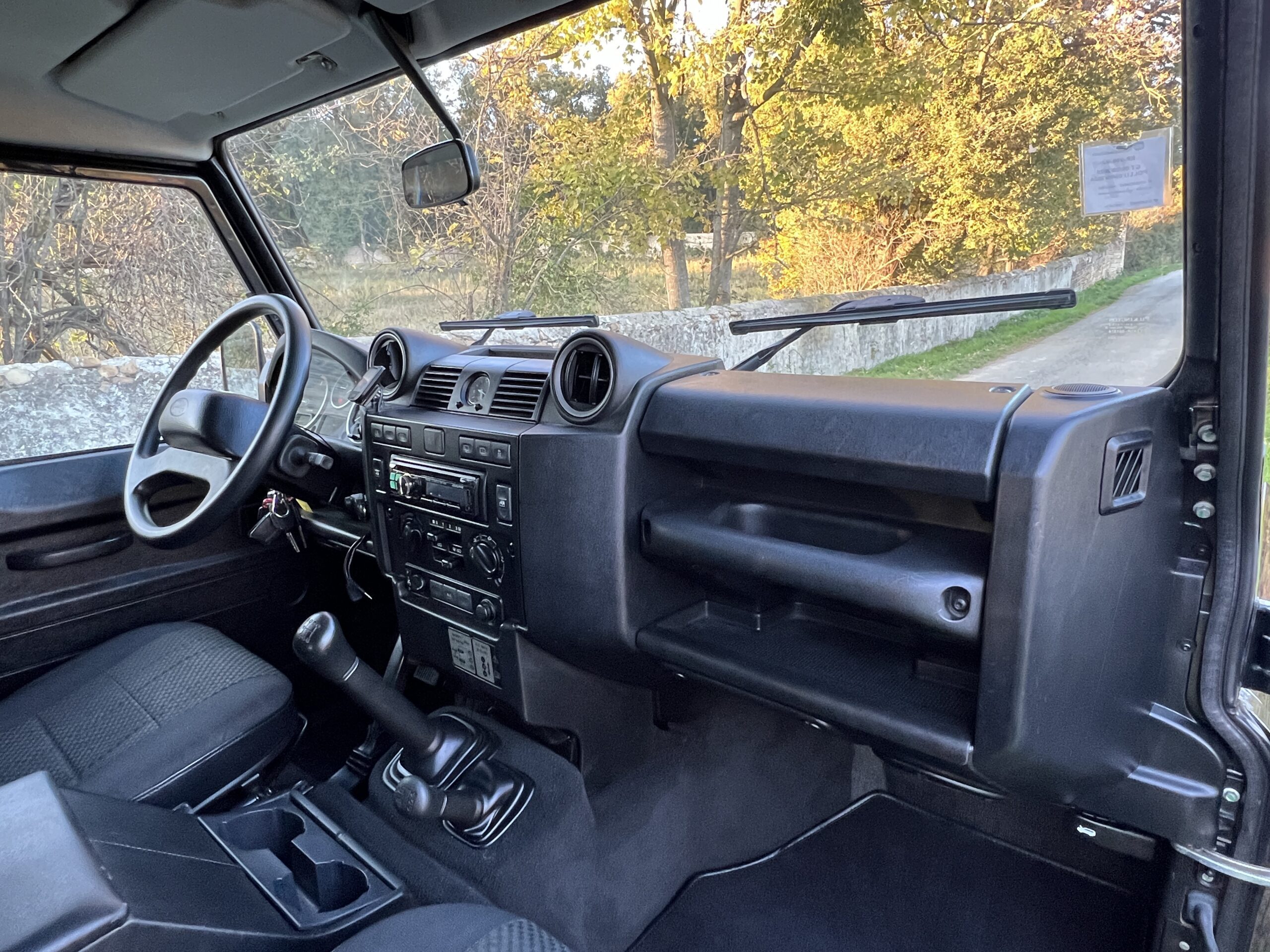 Photo Land Rover Defender 90 2.2 4 places SW "Santorini Black"