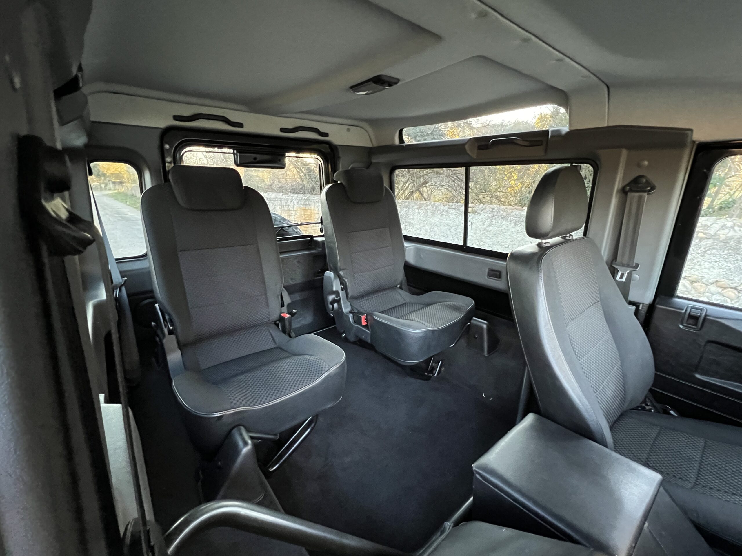 Photo Land Rover Defender 90 2.2 4 places SW "Santorini Black"