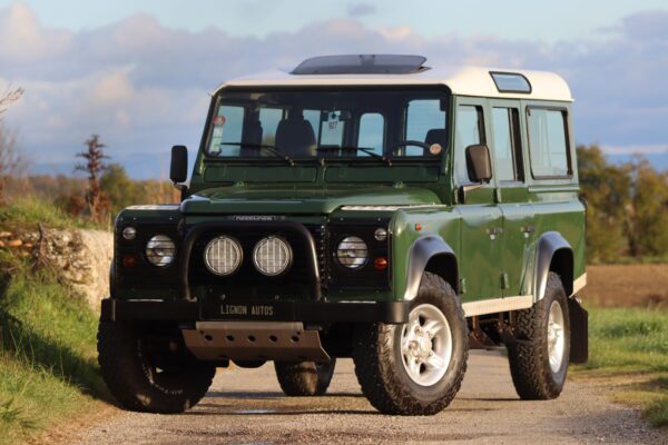 927 Land Rover Defender 110 td5 9 places « Vert Belize »