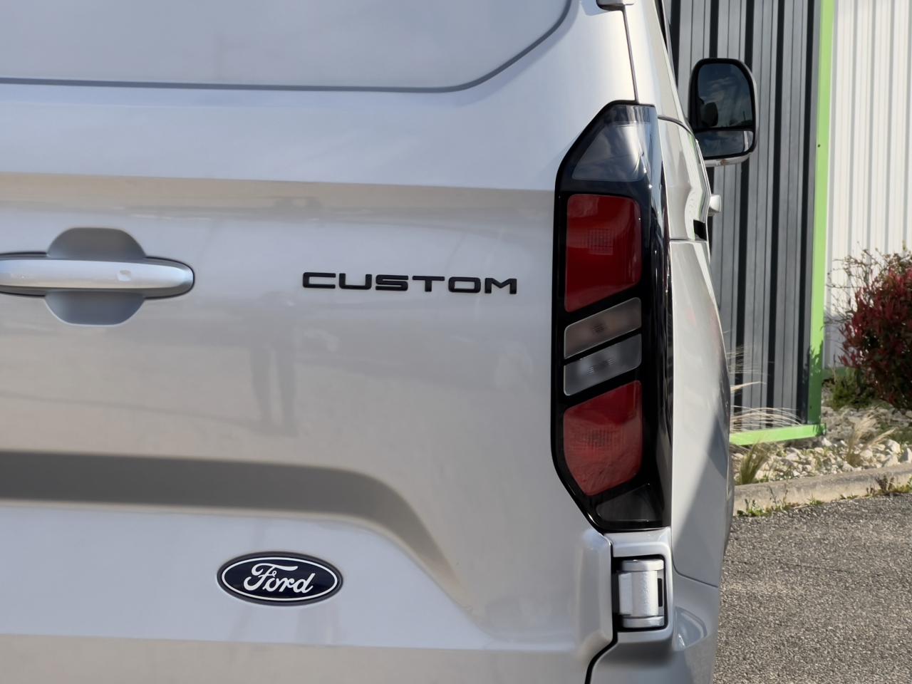 Photo FORD TRANSIT CUSTOM Limited cabine approfondie L2H1 2.0 TDCI 170 BVA Garantie 5 ans / 200 000kms - Attelage -TVA Apparen