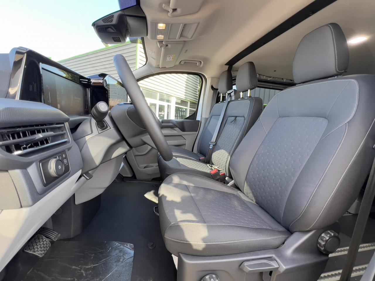 Photo FORD TRANSIT CUSTOM Limited cabine approfondie L2H1 2.0 TDCI 170 BVA Garantie 5 ans / 200 000kms - Attelage -TVA Apparen