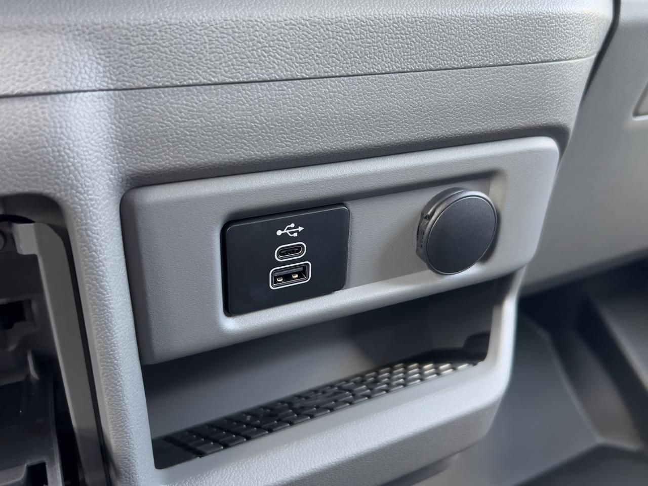 Photo FORD TRANSIT CUSTOM Limited cabine approfondie L2H1 2.0 TDCI 170 BVA Garantie 5 ans / 200 000kms - Attelage -TVA Apparen
