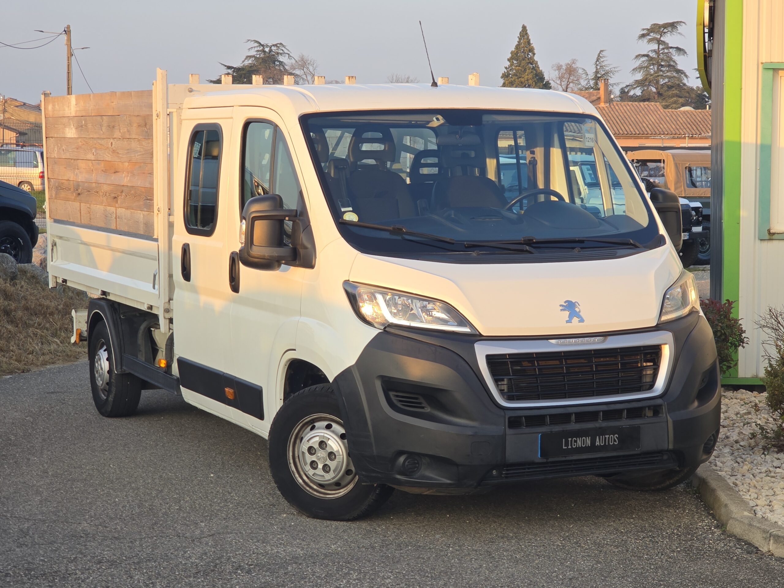 Photo Peugeot Boxer 2.0 HDI 130 Double Cabine 7 places Benne Hydraulique - TVA RECUPERABLE