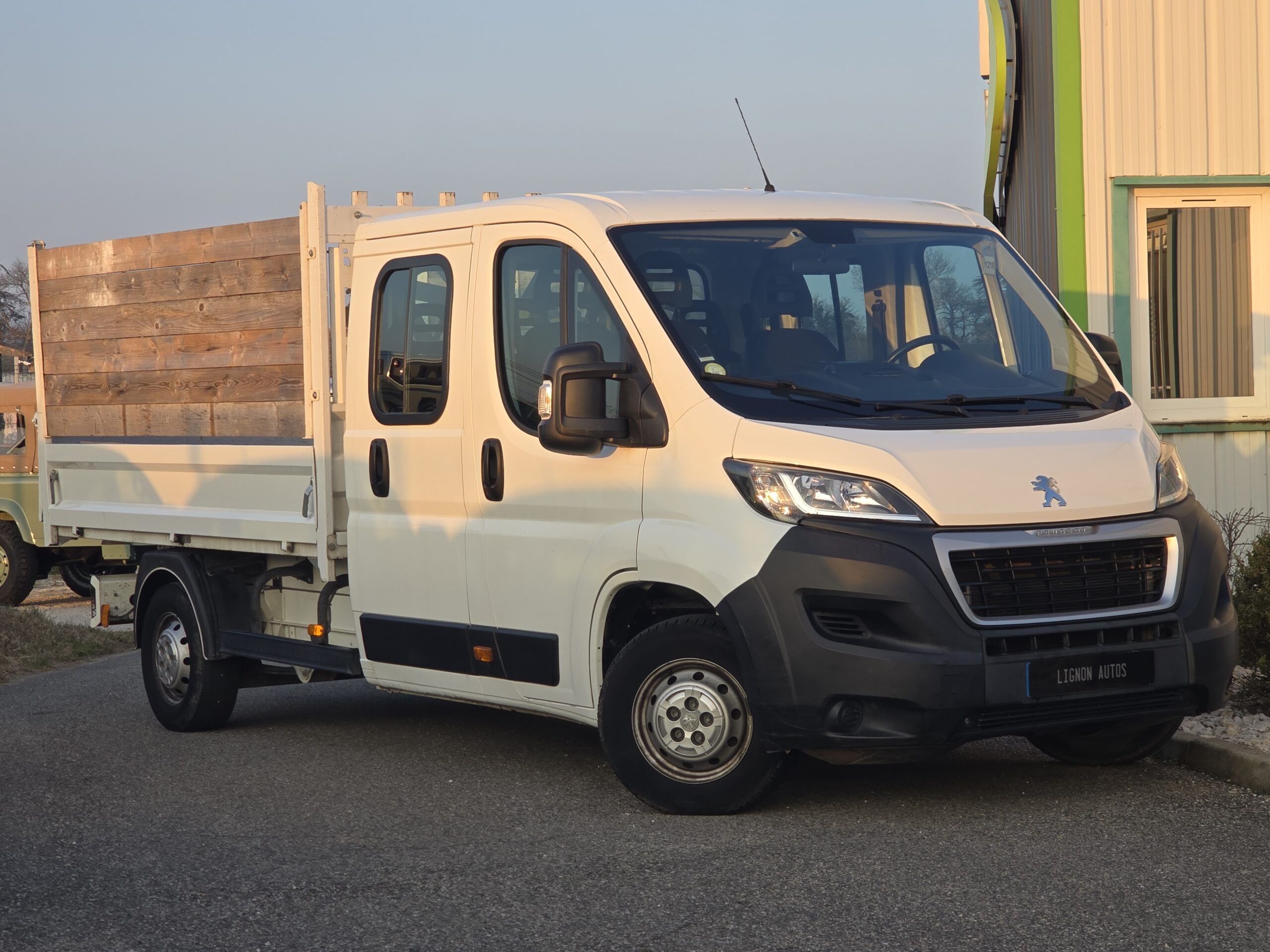 Photo Peugeot Boxer 2.0 HDI 130 Double Cabine 7 places Benne Hydraulique - TVA RECUPERABLE