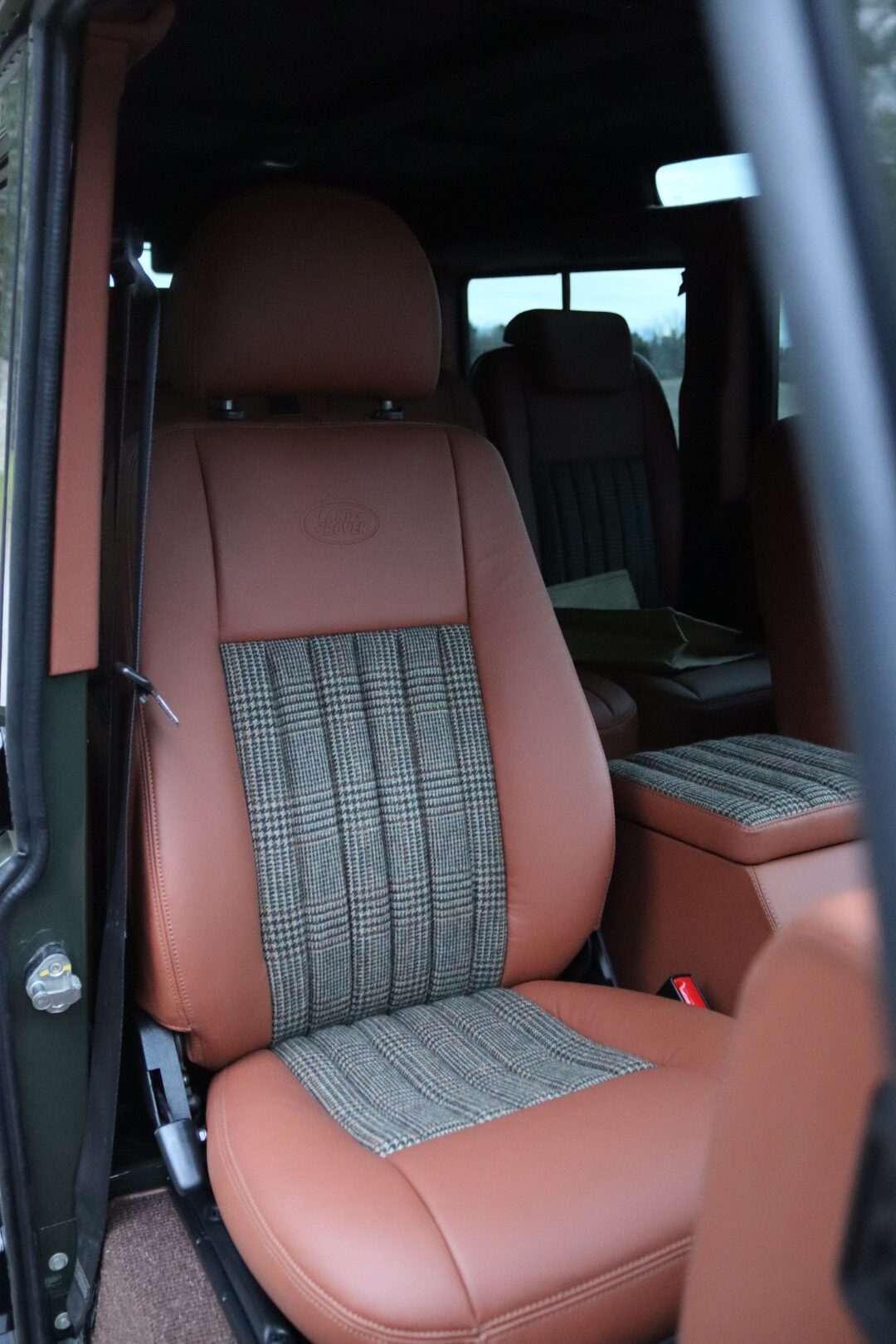 Photo Land Rover Defender 110 td4 sw 5 places "Hunter Green"