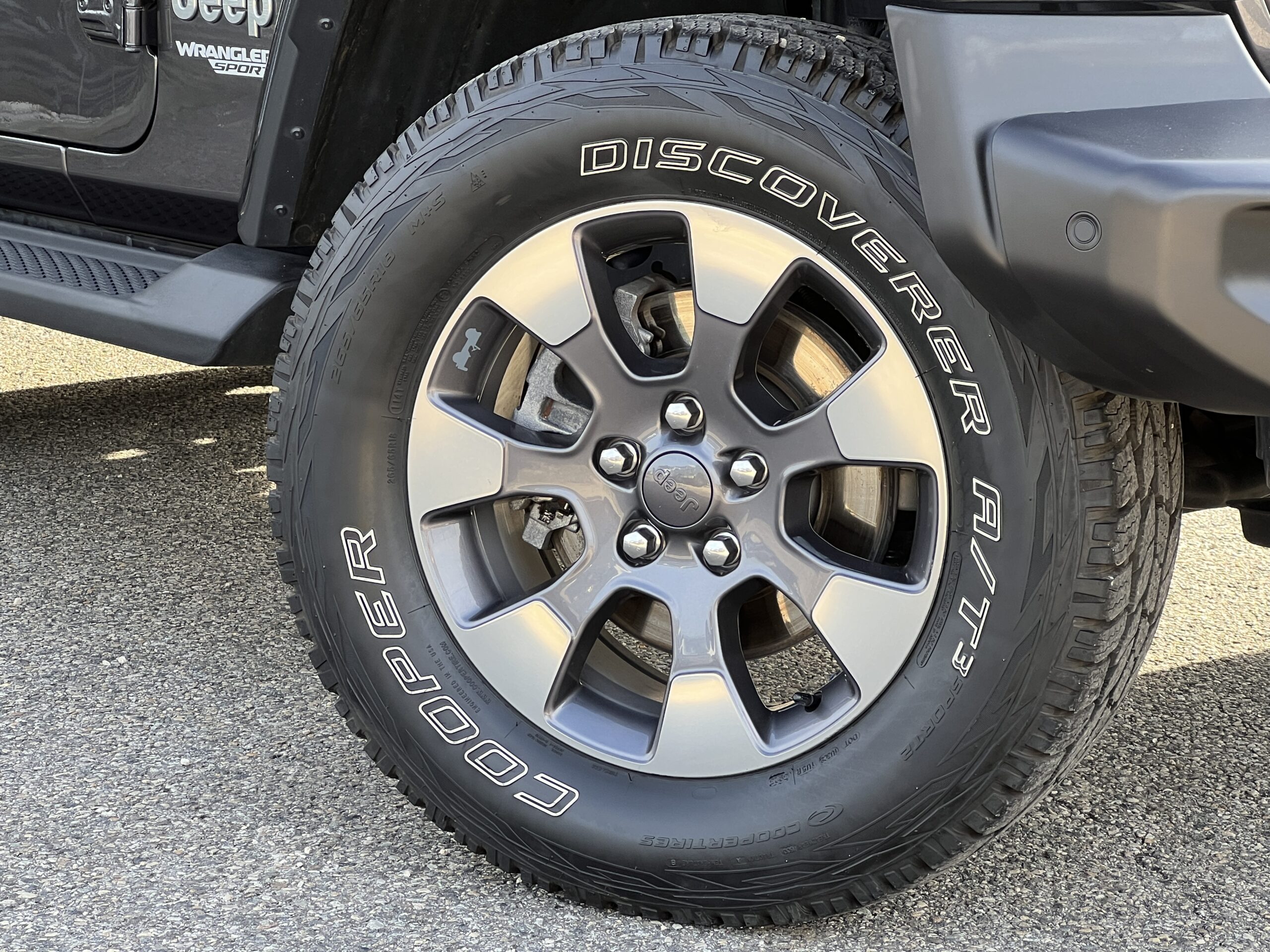 Photo Jeep Wrangler Overland JL 3 Porte Essence 2.0 T 272 ch 4 places Hard top - Attelage