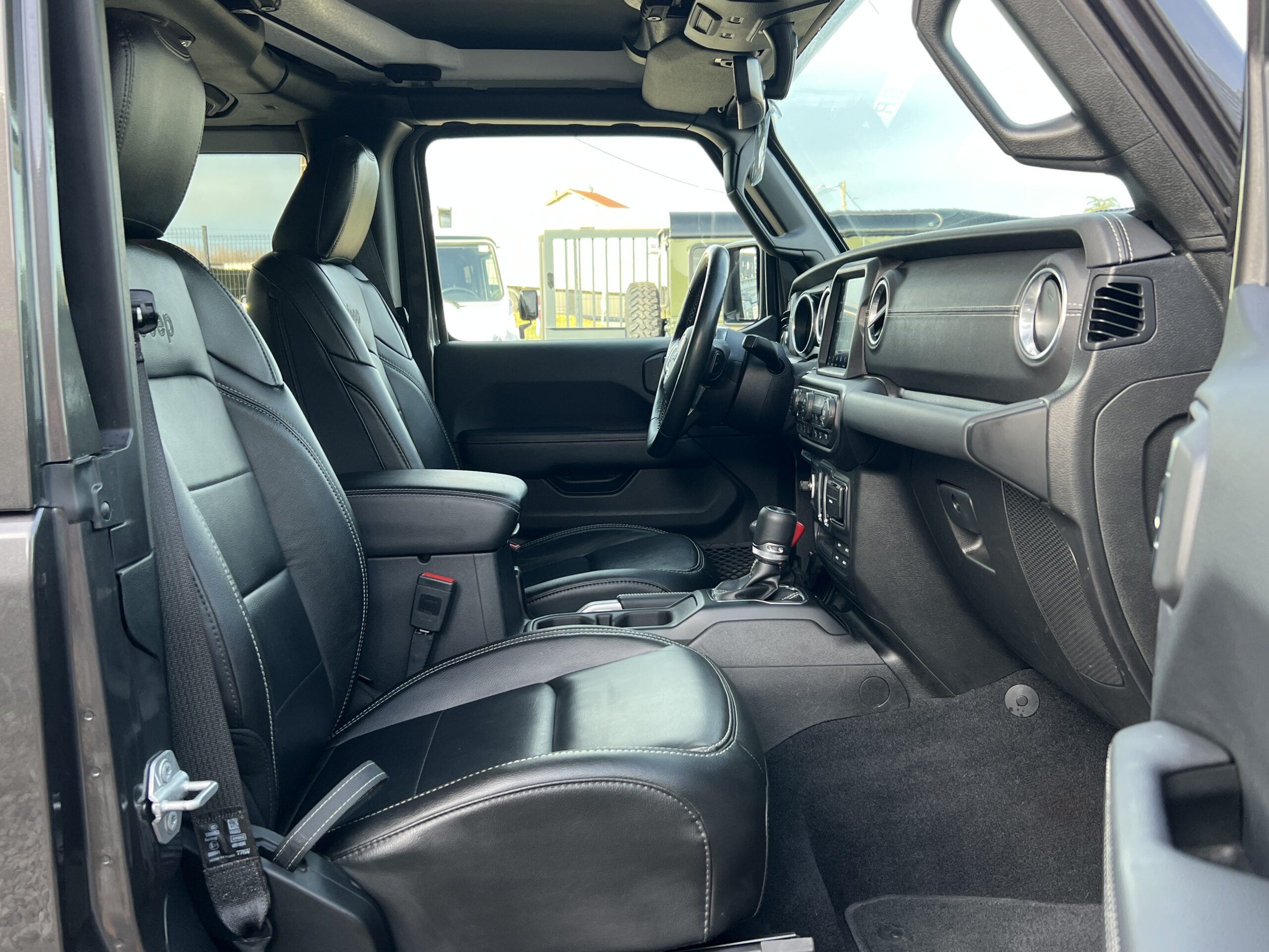 Photo Jeep Wrangler Overland JL 3 Porte Essence 2.0 T 272 ch 4 places Hard top - Attelage