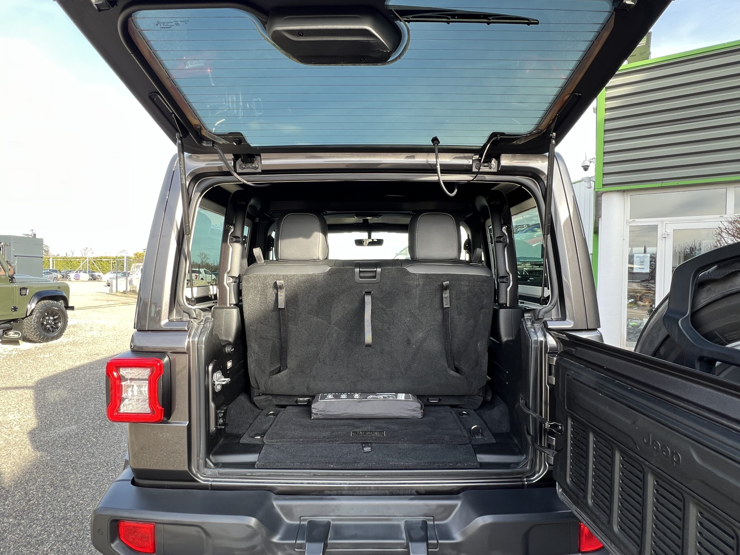 Photo Jeep Wrangler Overland JL 3 Porte Essence 2.0 T 272 ch 4 places Hard top - Attelage
