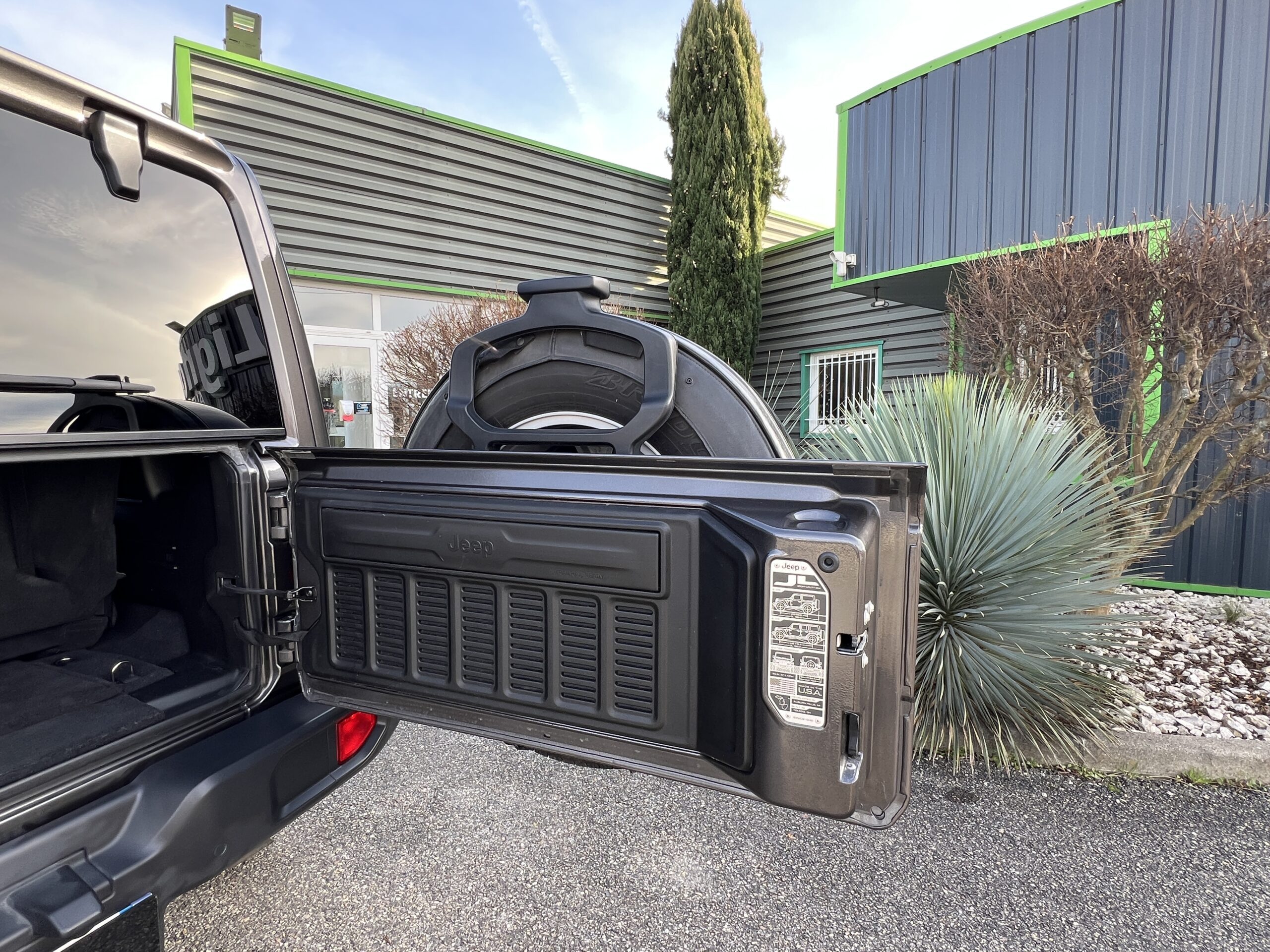 Photo Jeep Wrangler Overland JL 3 Porte Essence 2.0 T 272 ch 4 places Hard top - Attelage