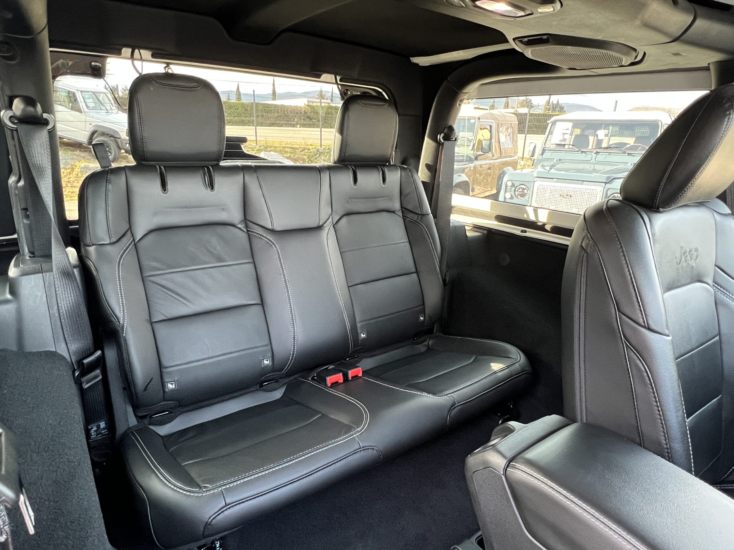 Photo Jeep Wrangler Overland JL 3 Porte Essence 2.0 T 272 ch 4 places Hard top - Attelage