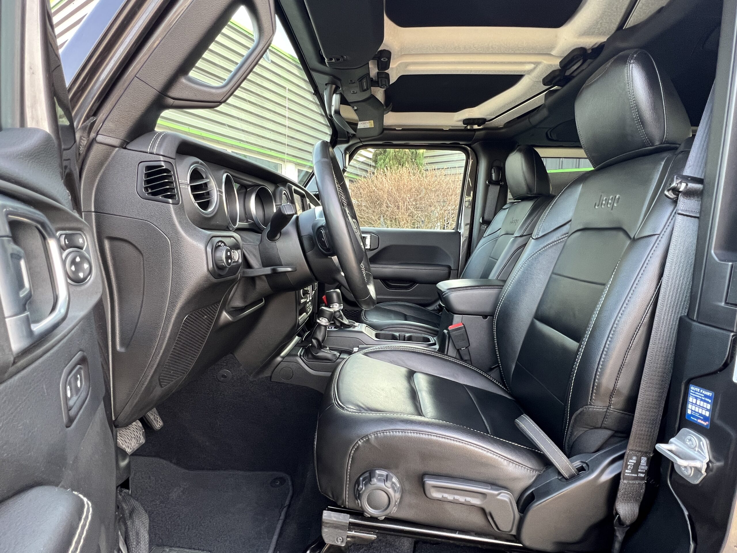 Photo Jeep Wrangler Overland JL 3 Porte Essence 2.0 T 272 ch 4 places Hard top - Attelage
