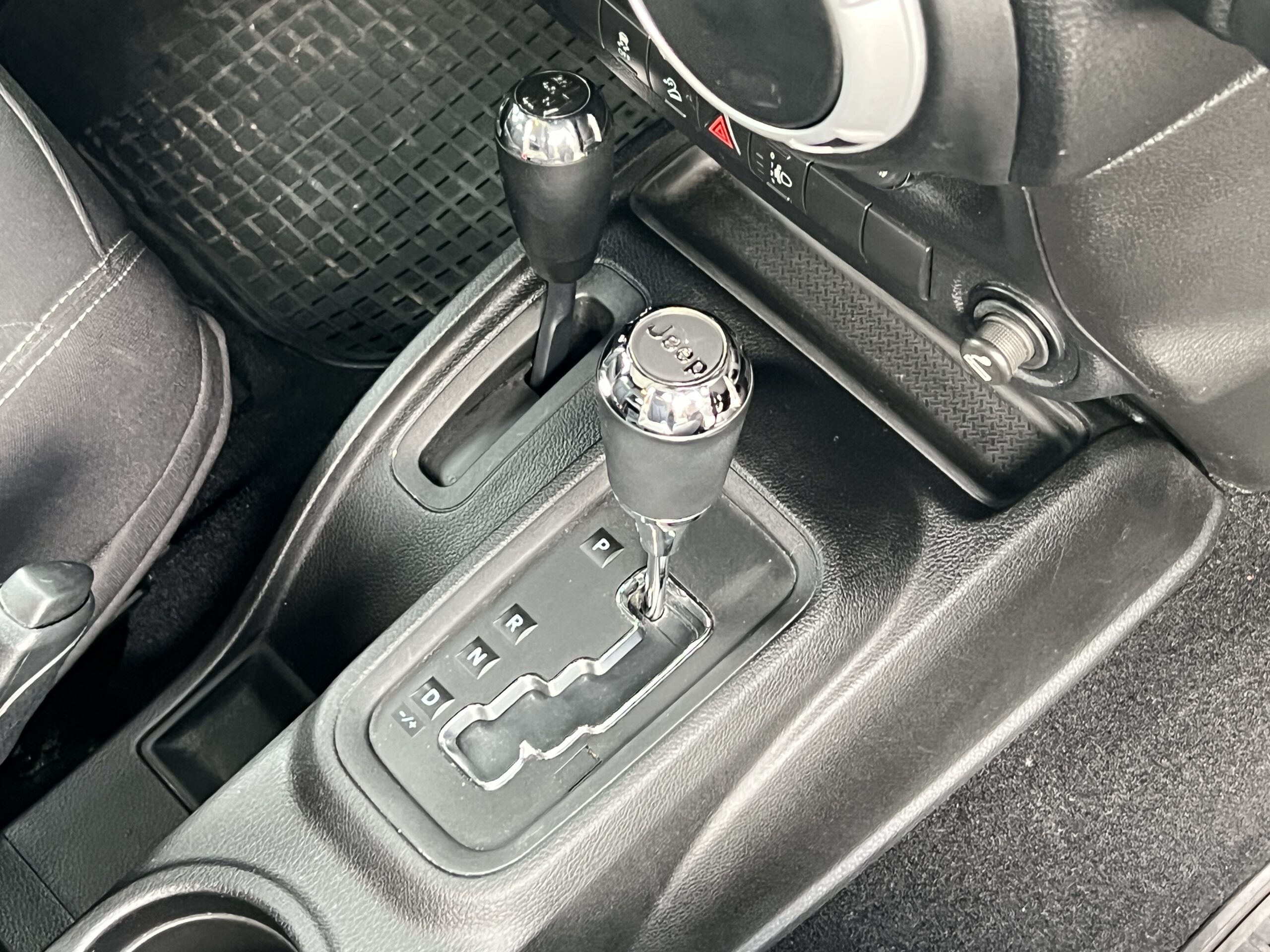 Photo Jeep Wrangler 3 Portes Sahara 3.6 v6 284 ch - 1er main