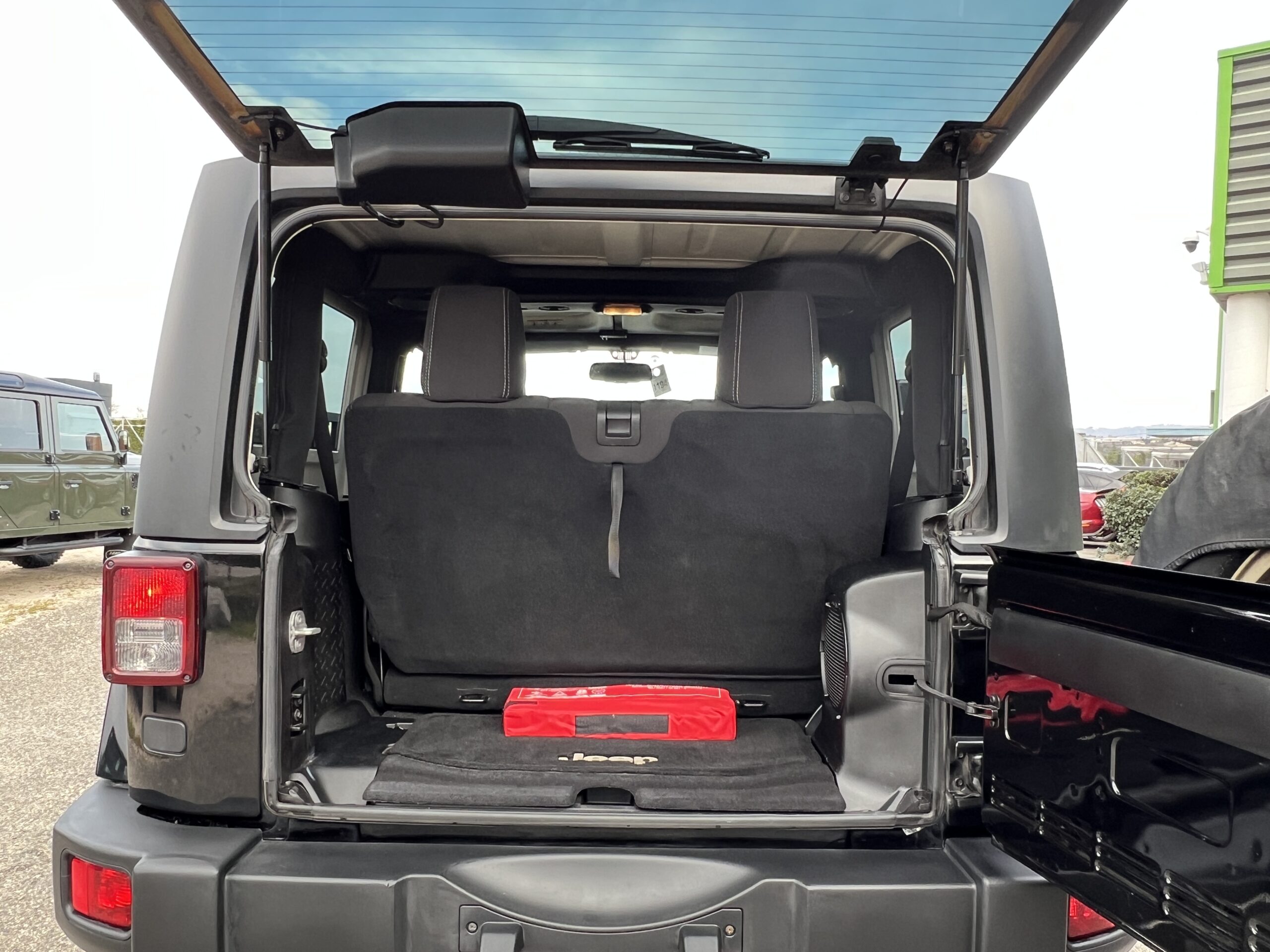 Photo Jeep Wrangler 3 Portes Sahara 3.6 v6 284 ch - 1er main