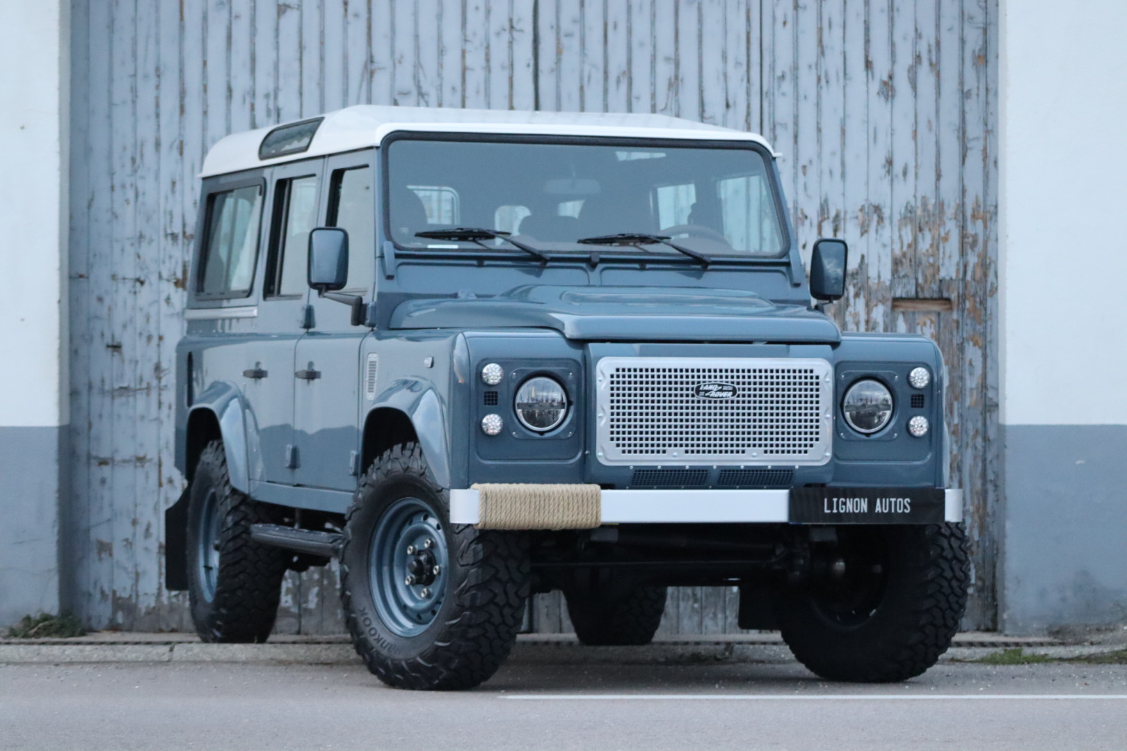 Photo Land Rover Defender 110 td4 2.2l sw 5 places "R.A.F Blue"