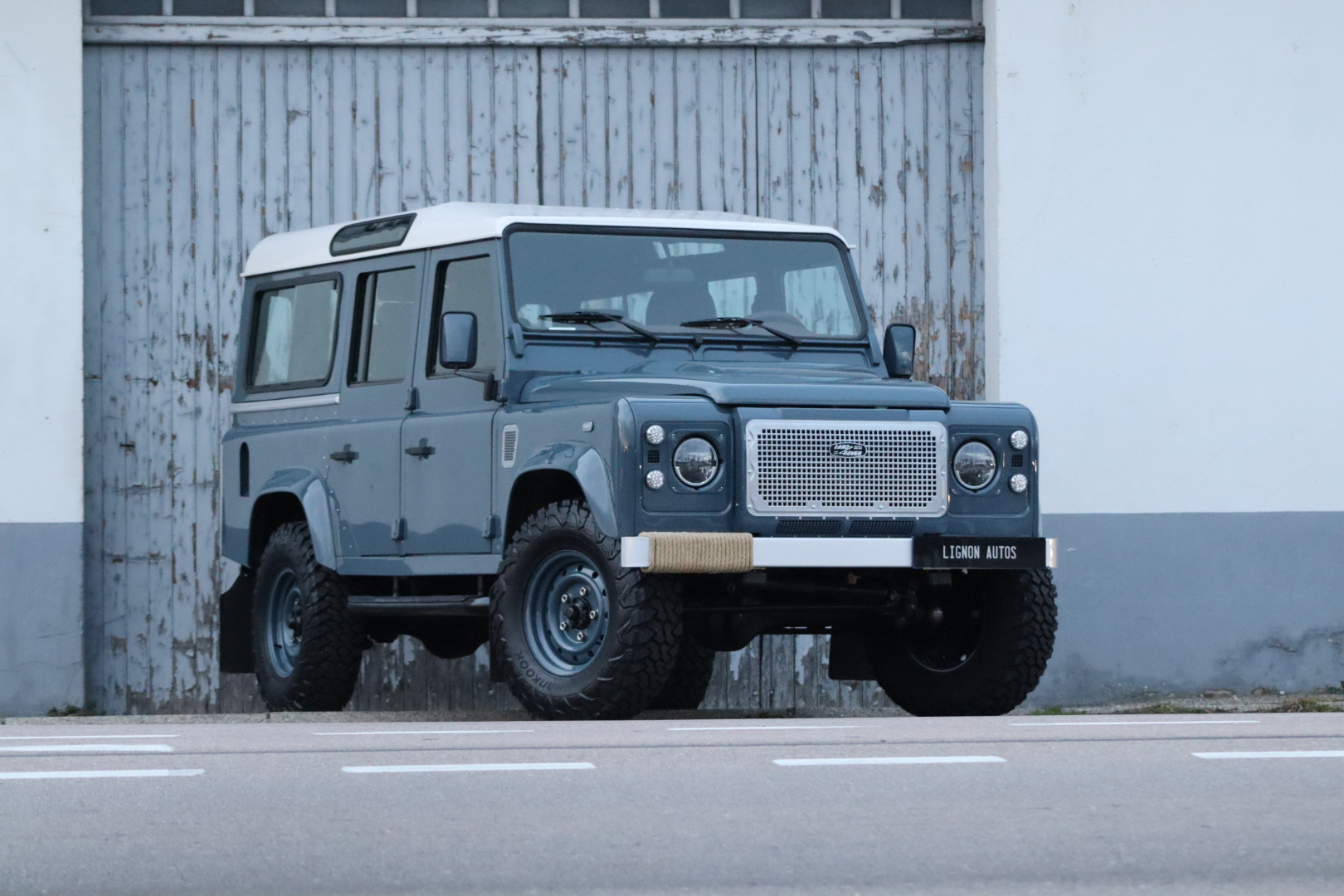 Photo Land Rover Defender 110 td4 2.2l sw 5 places "R.A.F Blue"