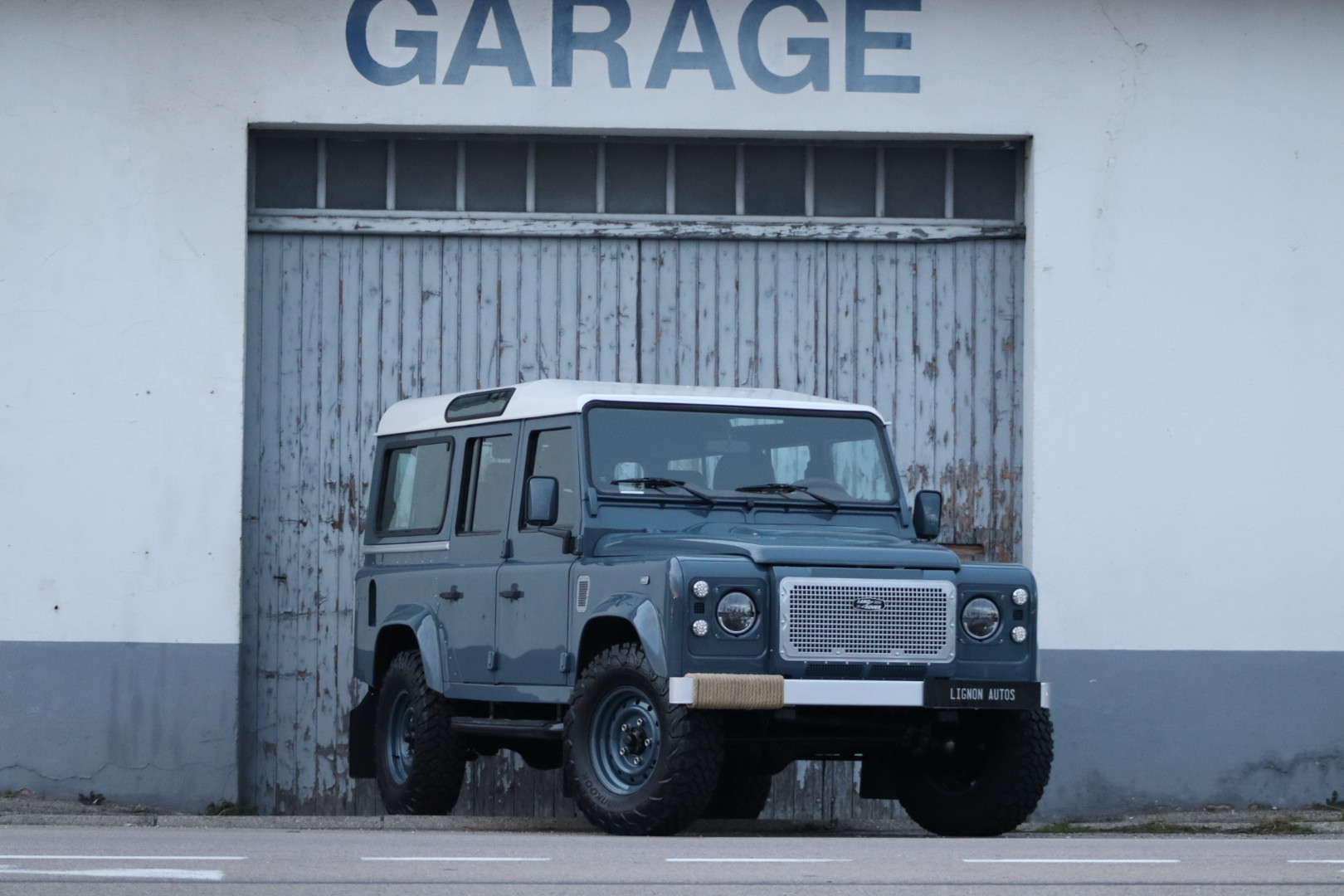 Photo Land Rover Defender 110 td4 2.2l sw 5 places "R.A.F Blue"