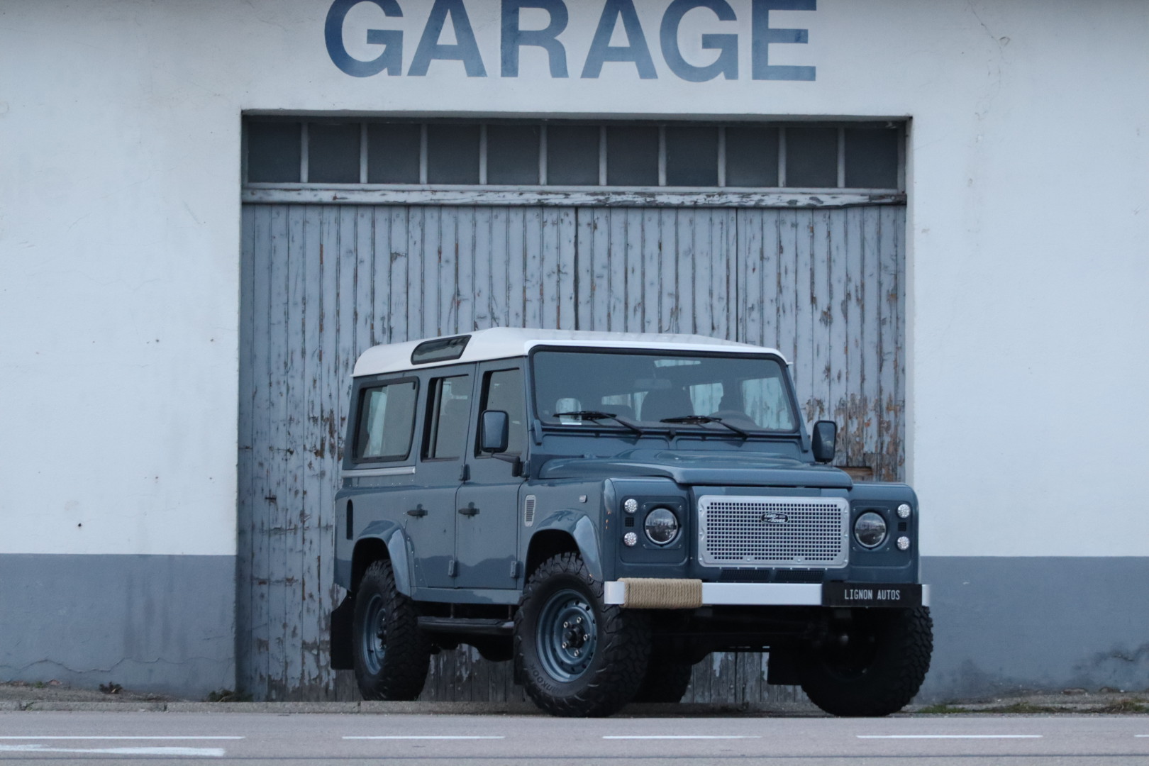Photo Land Rover Defender 110 td4 2.2l sw 5 places "R.A.F Blue"