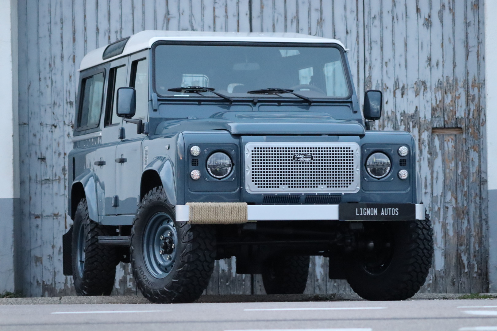 Photo Land Rover Defender 110 td4 2.2l sw 5 places "R.A.F Blue"