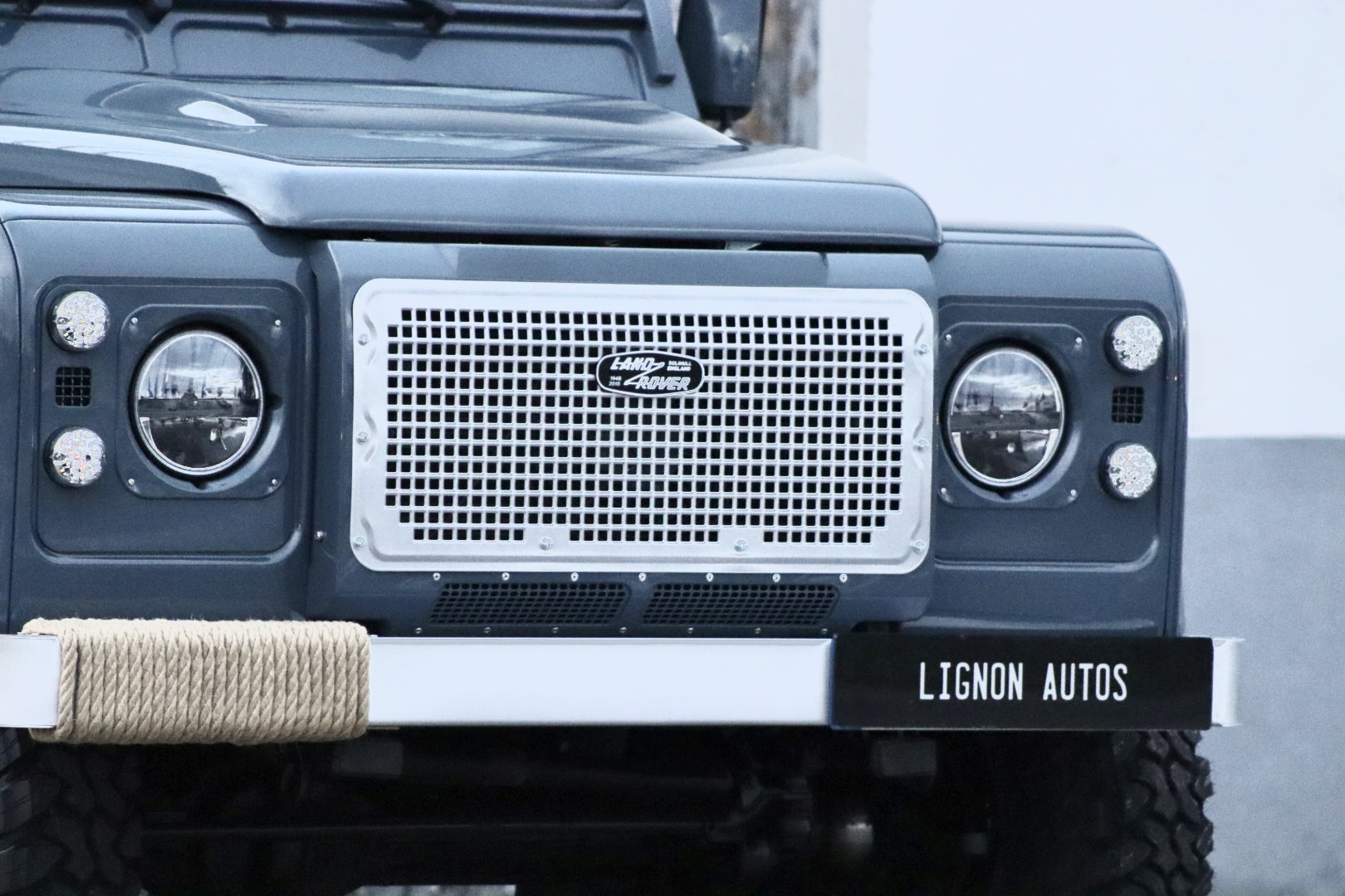 Photo Land Rover Defender 110 td4 2.2l sw 5 places "R.A.F Blue"