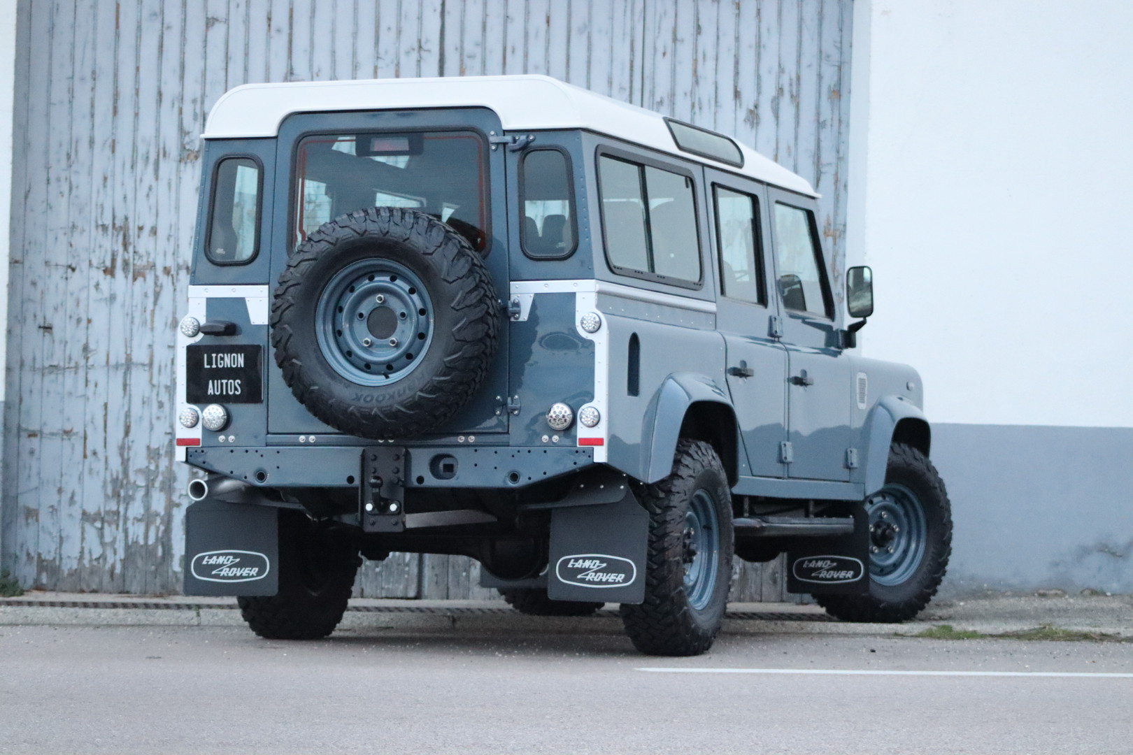 Photo Land Rover Defender 110 td4 2.2l sw 5 places "R.A.F Blue"