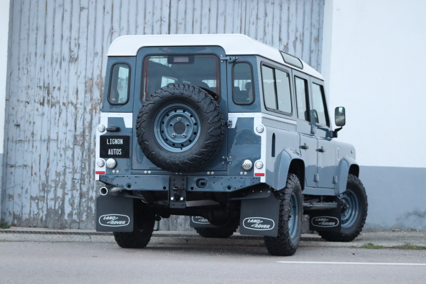 Photo Land Rover Defender 110 td4 2.2l sw 5 places "R.A.F Blue"