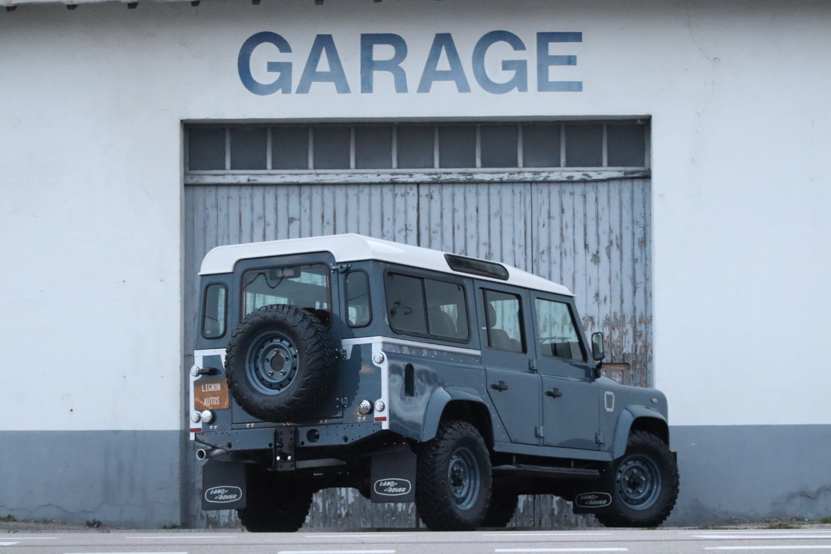 Photo Land Rover Defender 110 td4 2.2l sw 5 places "R.A.F Blue"