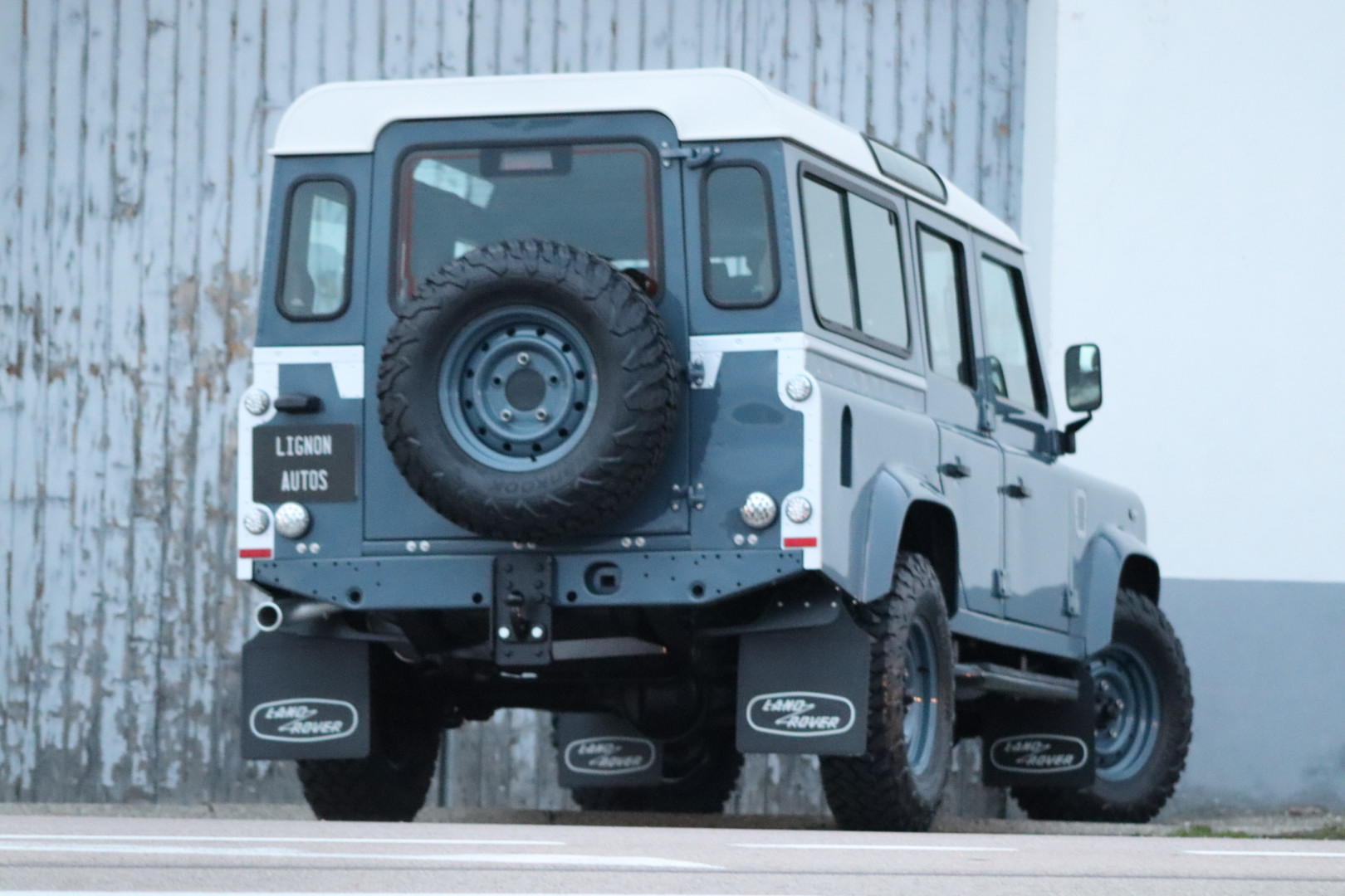 Photo Land Rover Defender 110 td4 2.2l sw 5 places "R.A.F Blue"
