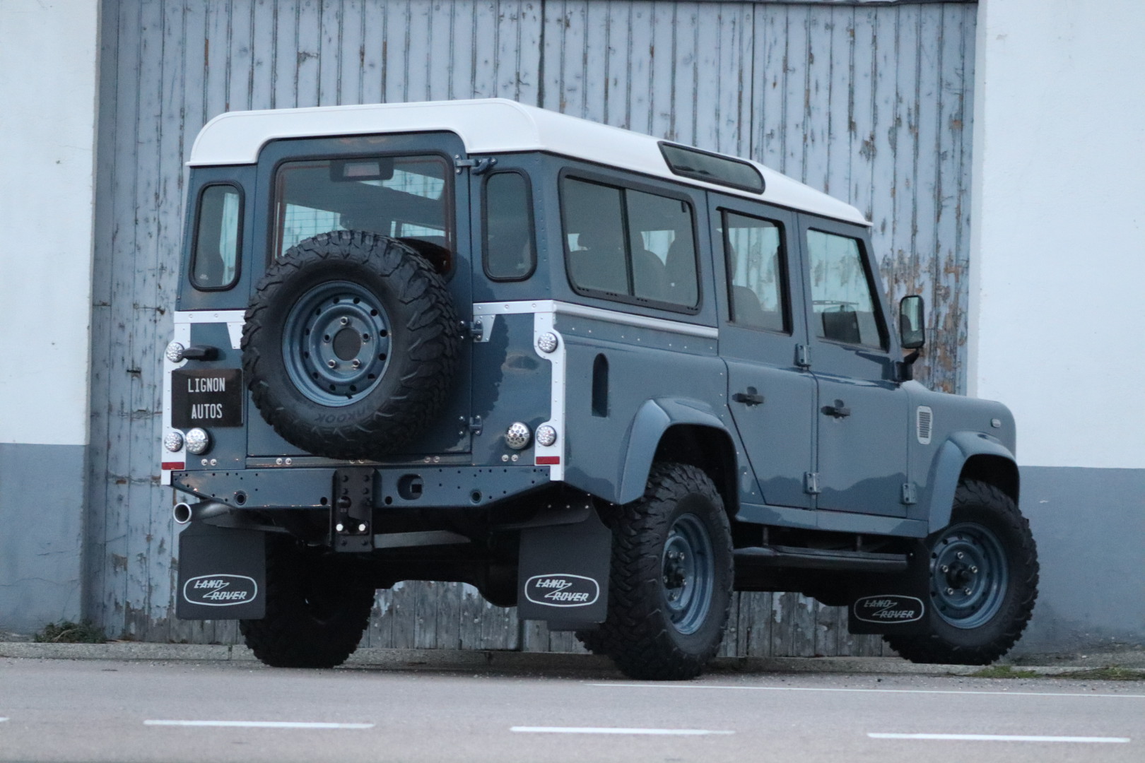 Photo Land Rover Defender 110 td4 2.2l sw 5 places "R.A.F Blue"