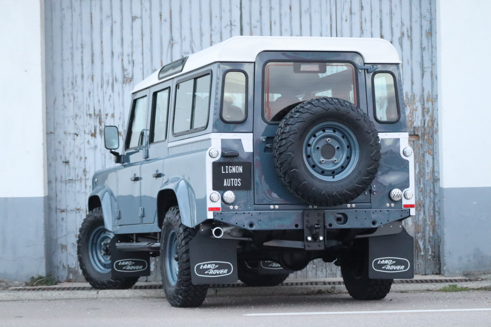 Photo Land Rover Defender 110 td4 2.2l sw 5 places "R.A.F Blue"
