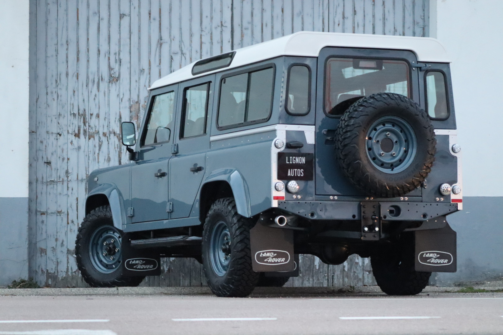 Photo Land Rover Defender 110 td4 2.2l sw 5 places "R.A.F Blue"