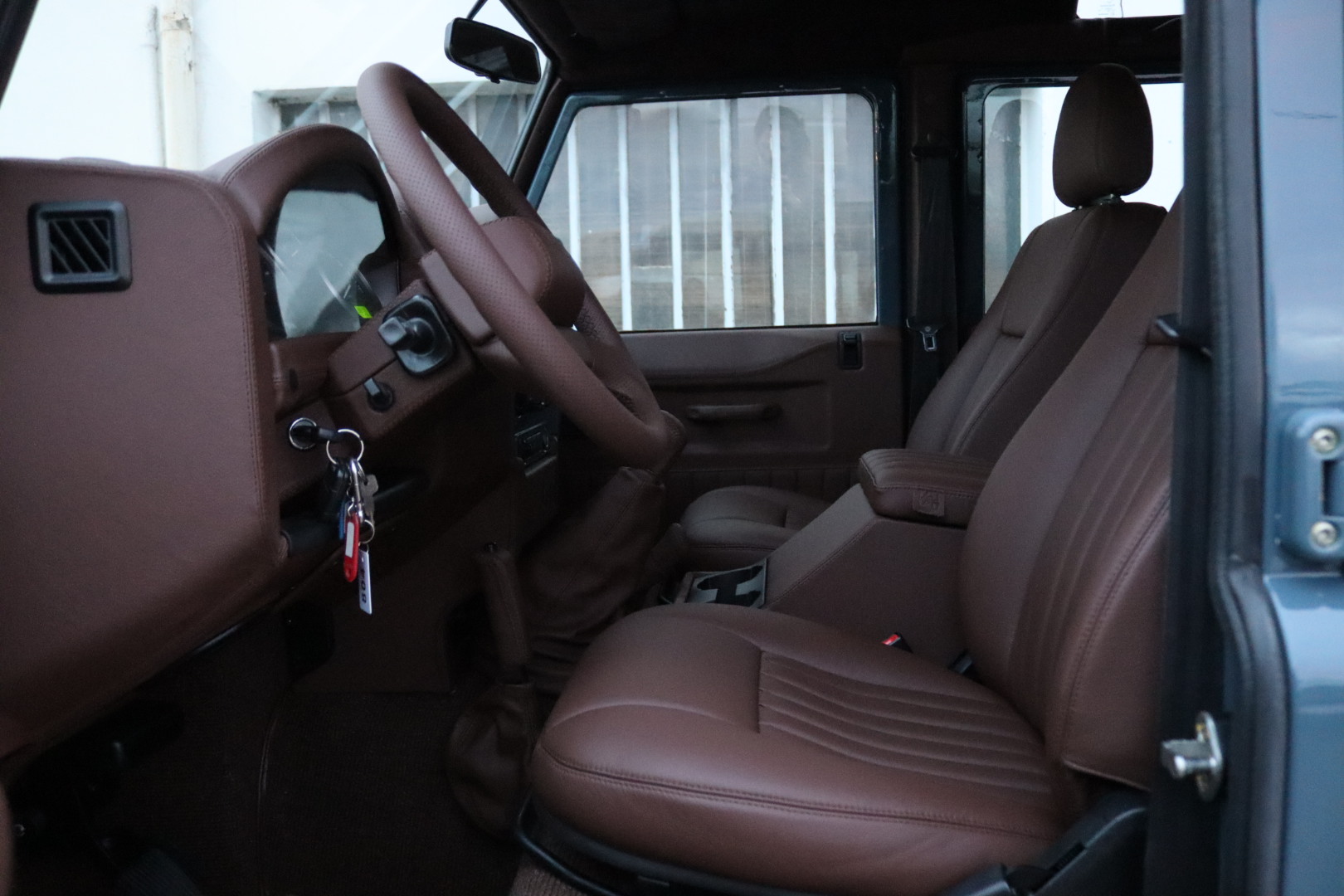 Photo Land Rover Defender 110 td4 2.2l sw 5 places "R.A.F Blue"