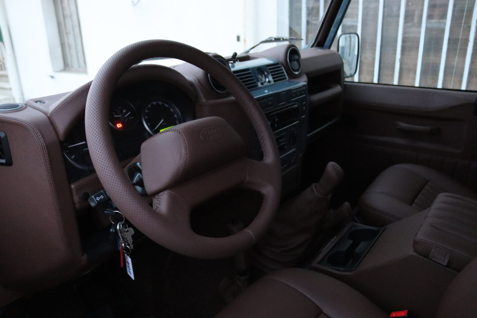 Photo Land Rover Defender 110 td4 2.2l sw 5 places "R.A.F Blue"