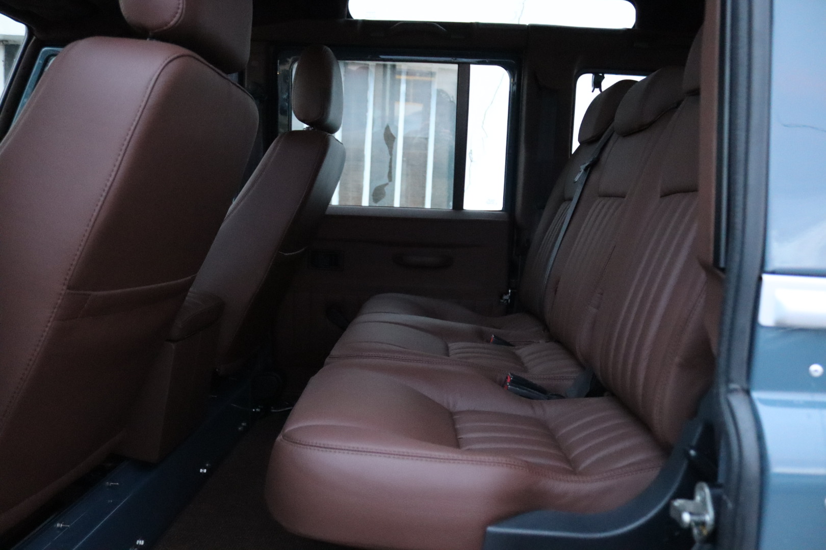 Photo Land Rover Defender 110 td4 2.2l sw 5 places "R.A.F Blue"