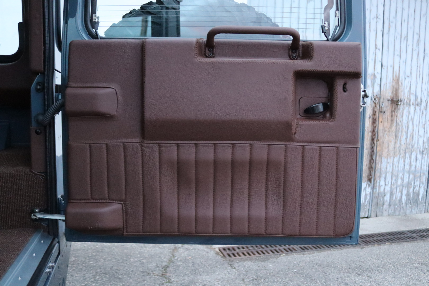 Photo Land Rover Defender 110 td4 2.2l sw 5 places "R.A.F Blue"