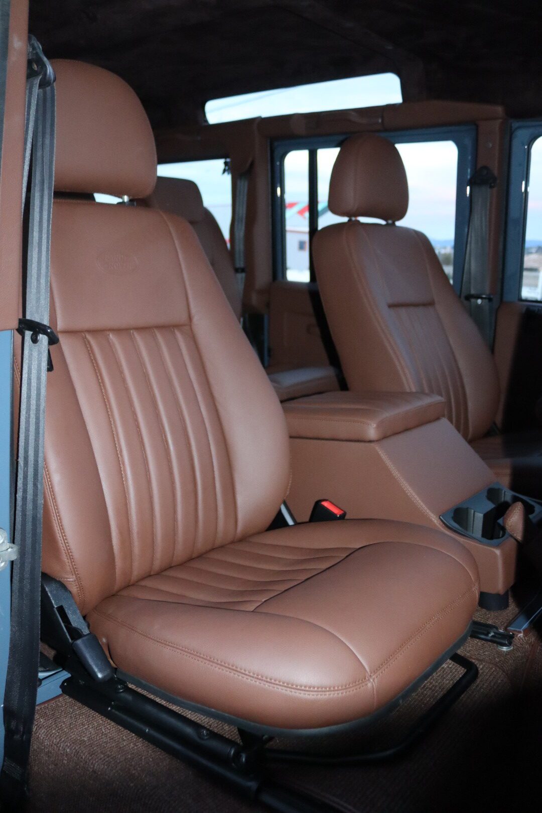 Photo Land Rover Defender 110 td4 2.2l sw 5 places "R.A.F Blue"