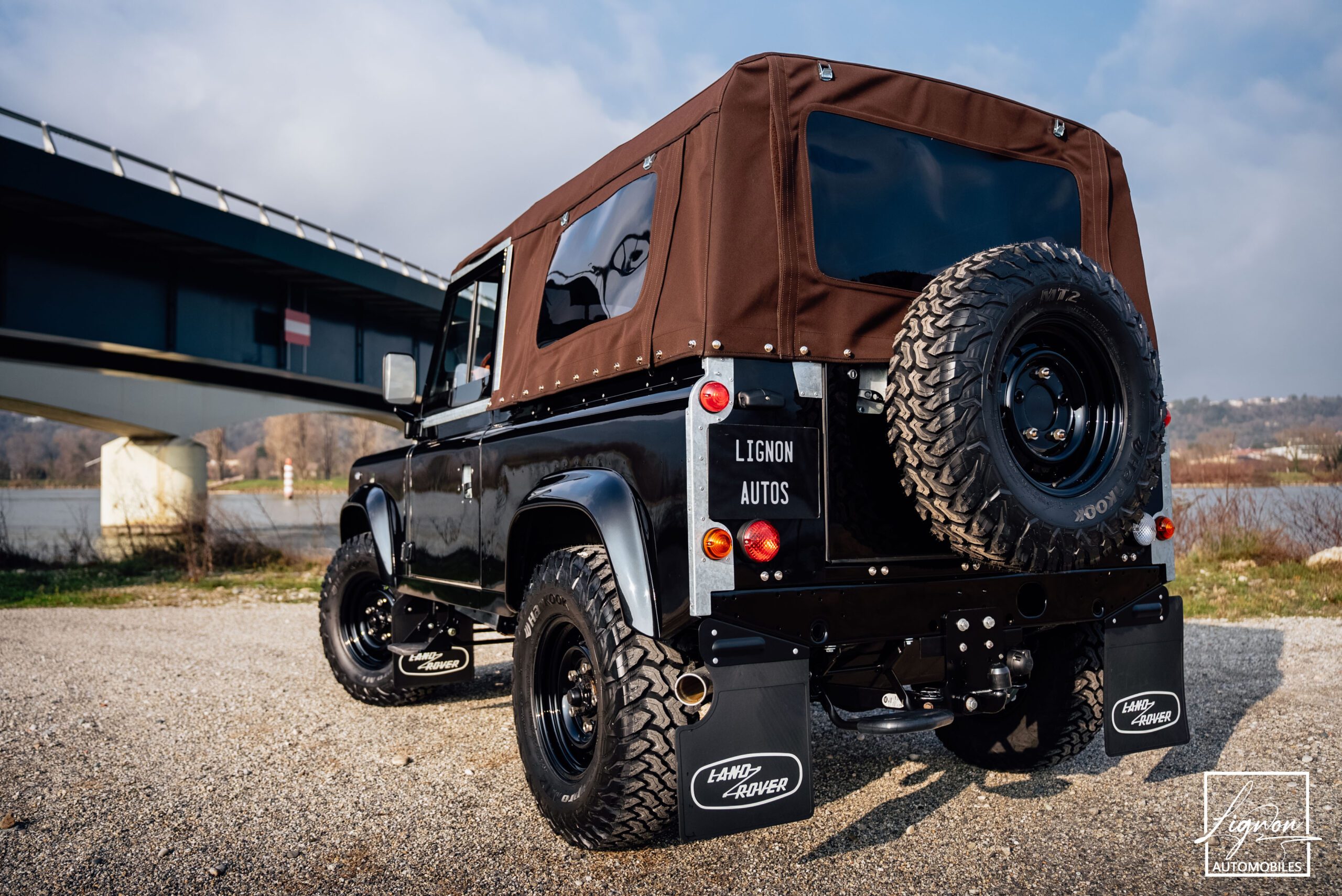 Photo Land Rover Defender 90 td4 2.2 Soft Top "Santorini Black"